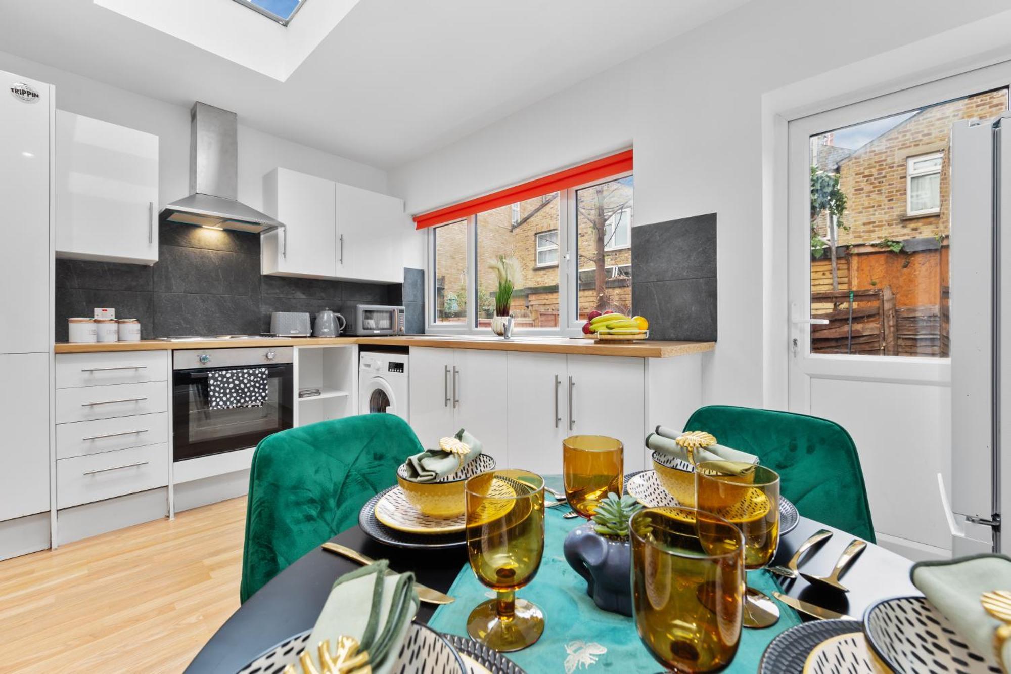 Appartement Stylish 2 Bedroom Haven In Zone 2-15 Mins To Central London- Garden & Parking Available! 5 Beds-Sleeps 6 People- Instant Book & Self Check-In! Save 20 Percent On Stays Of 7 Nights Or More ! *