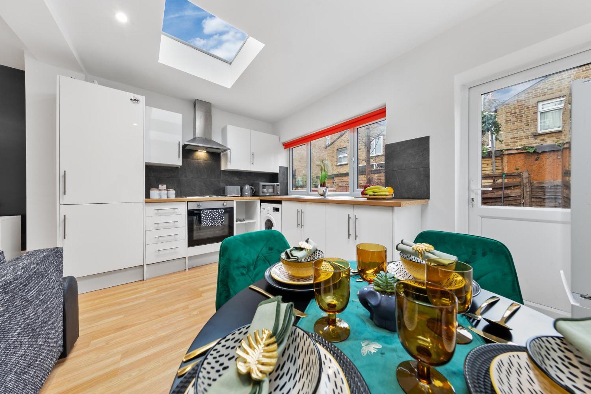 Appartement Stylish 2 Bedroom Haven In Zone 2-15 Mins To Central London- Garden & Parking Available! 5 Beds-Sleeps 6 People- Instant Book & Self Check-In! Save 20 Percent On Stays Of 7 Nights Or More ! Londres