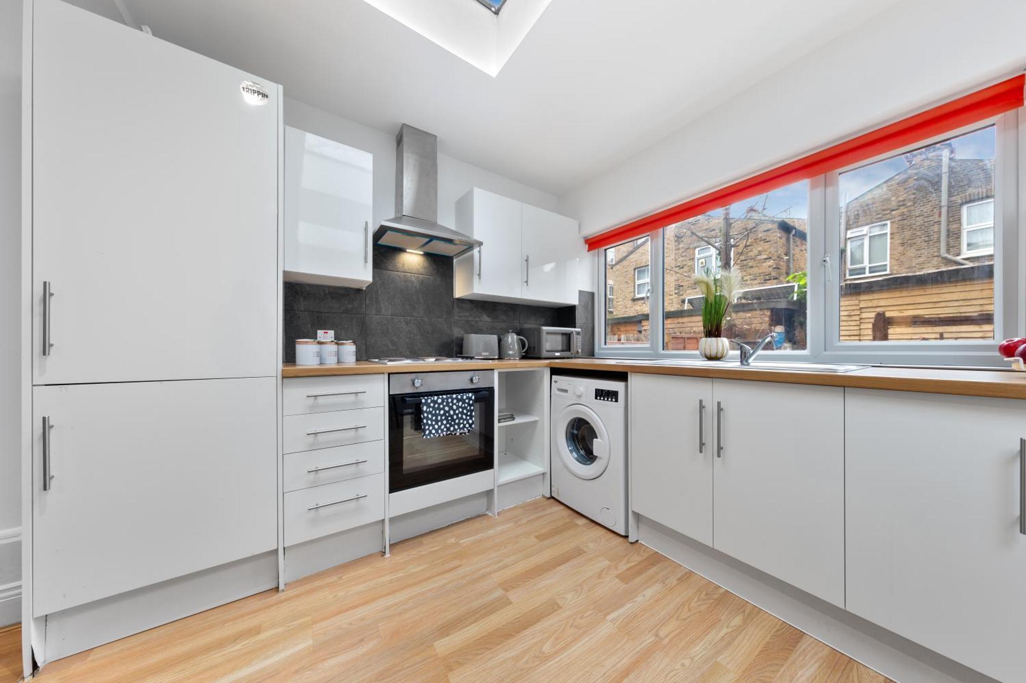 Stylish 2 Bedroom Haven In Zone 2-15 Mins To Central London- Garden & Parking Available! 5 Beds-Sleeps 6 People- Instant Book & Self Check-In! Save 20 Percent On Stays Of 7 Nights Or More ! Appartement Londres