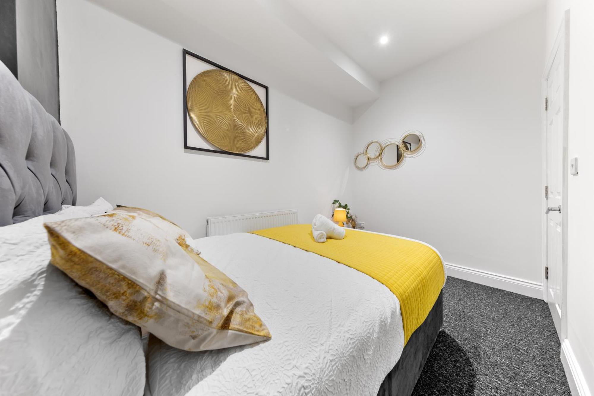 Stylish 2 Bedroom Haven In Zone 2-15 Mins To Central London- Garden & Parking Available! 5 Beds-Sleeps 6 People- Instant Book & Self Check-In! Save 20 Percent On Stays Of 7 Nights Or More ! * Londres