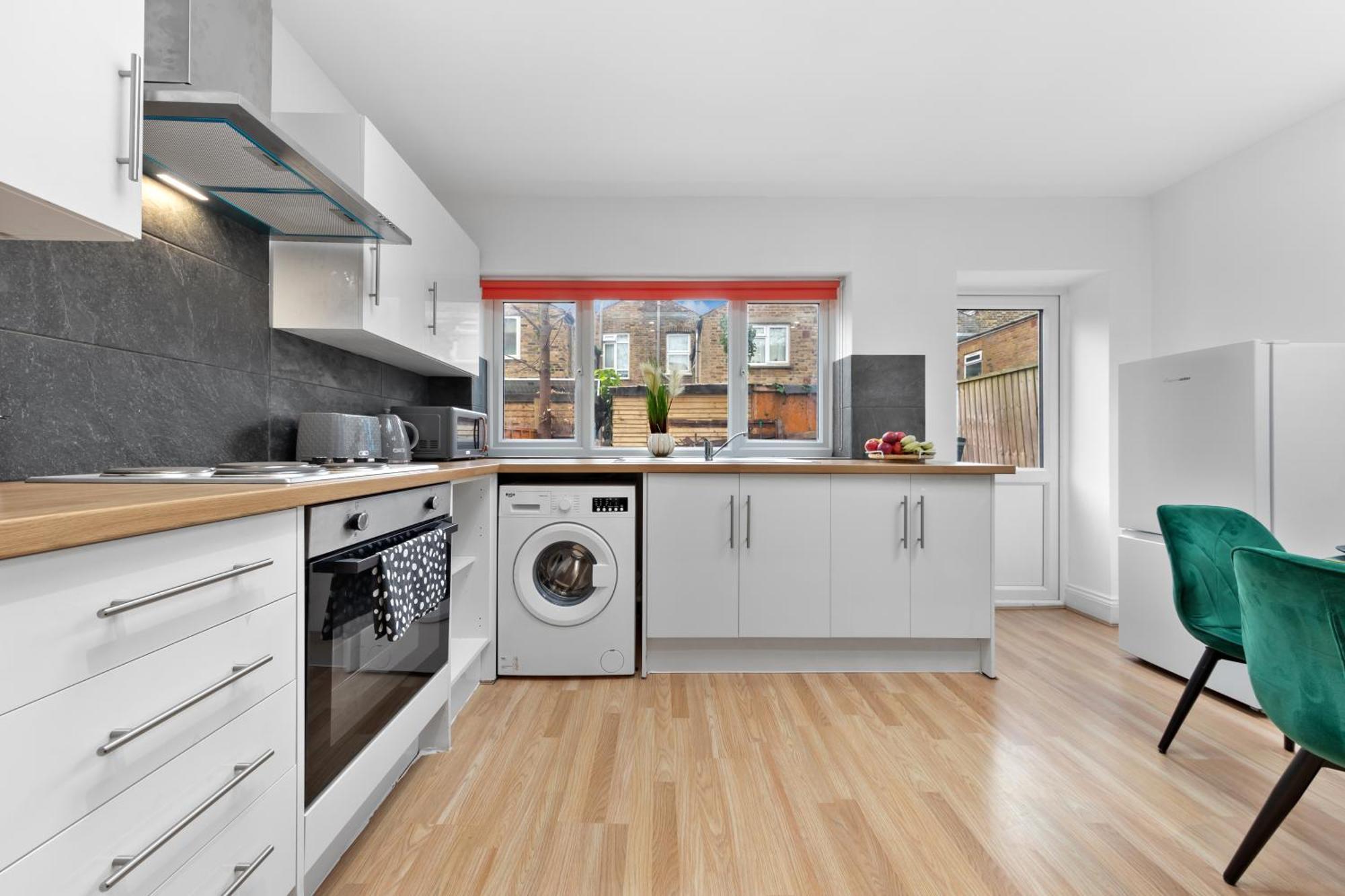Appartement Stylish 2 Bedroom Haven In Zone 2-15 Mins To Central London- Garden & Parking Available! 5 Beds-Sleeps 6 People- Instant Book & Self Check-In! Save 20 Percent On Stays Of 7 Nights Or More ! *