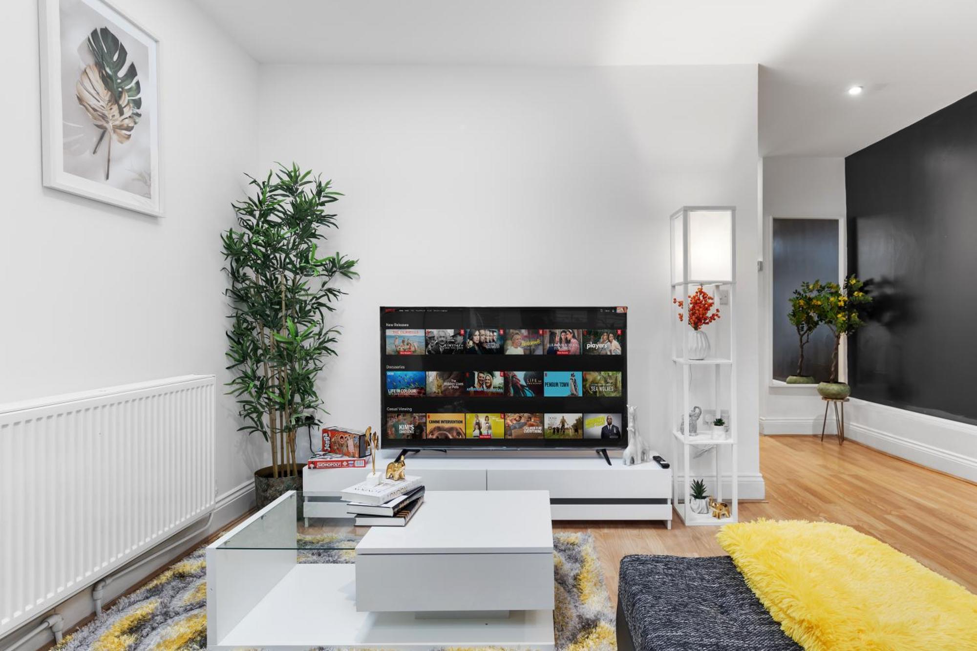 Stylish 2 Bedroom Haven In Zone 2-15 Mins To Central London- Garden & Parking Available! 5 Beds-Sleeps 6 People- Instant Book & Self Check-In! Save 20 Percent On Stays Of 7 Nights Or More ! Londres