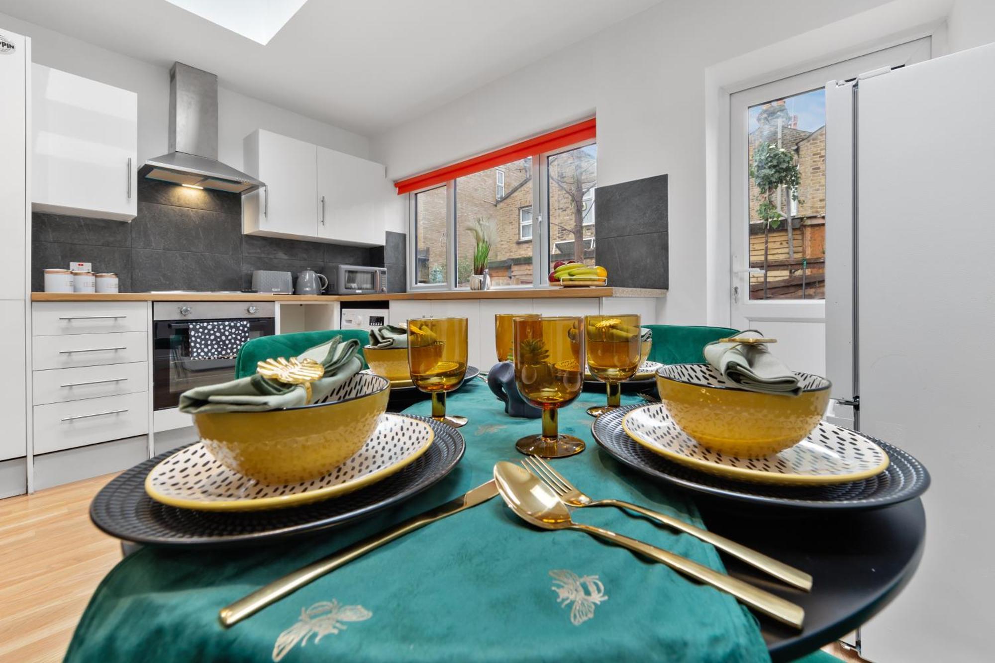 Stylish 2 Bedroom Haven In Zone 2-15 Mins To Central London- Garden & Parking Available! 5 Beds-Sleeps 6 People- Instant Book & Self Check-In! Save 20 Percent On Stays Of 7 Nights Or More ! * Londres