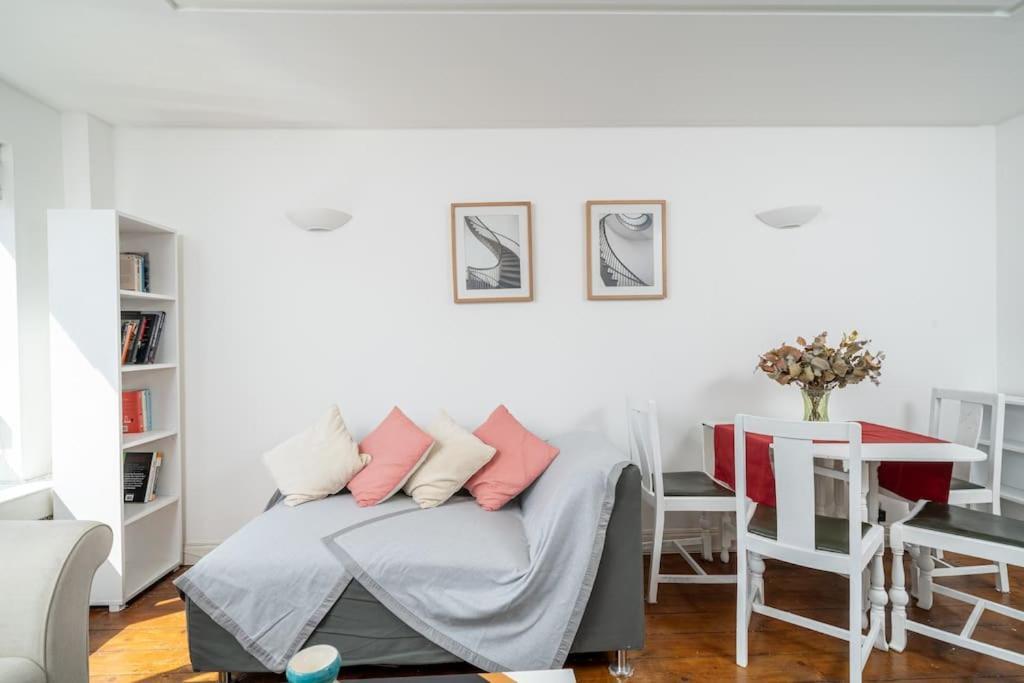 Bright Spacious 2 Bedroom Flat In Zone One Appartement *
