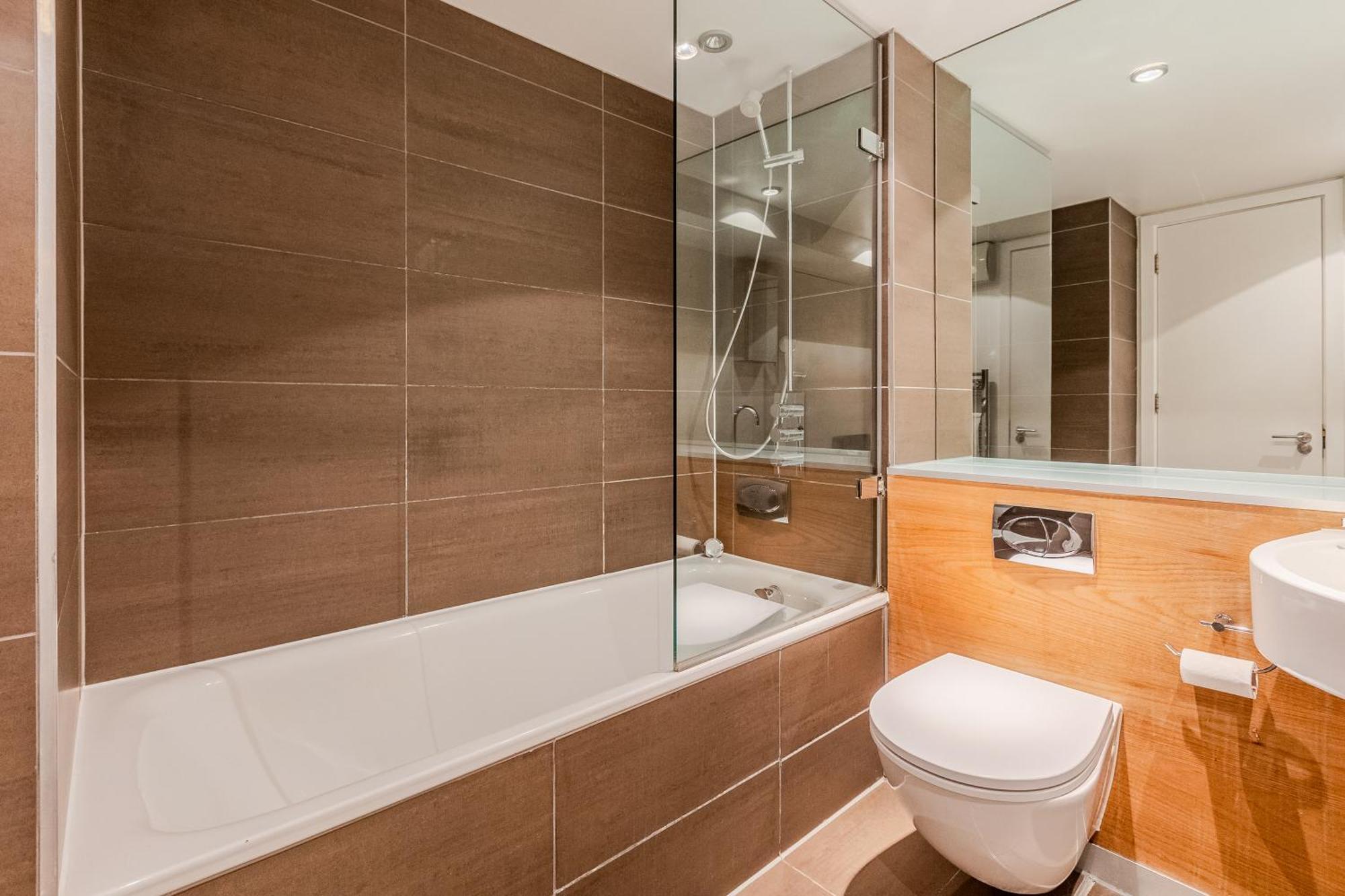 Modern Serviced 2 Minutes From Monument Tube Station Apartment *