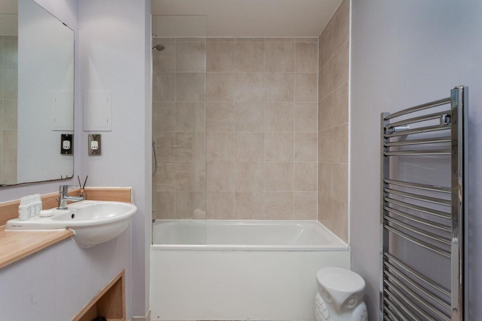 Bright And Stylish Kennington Gem *