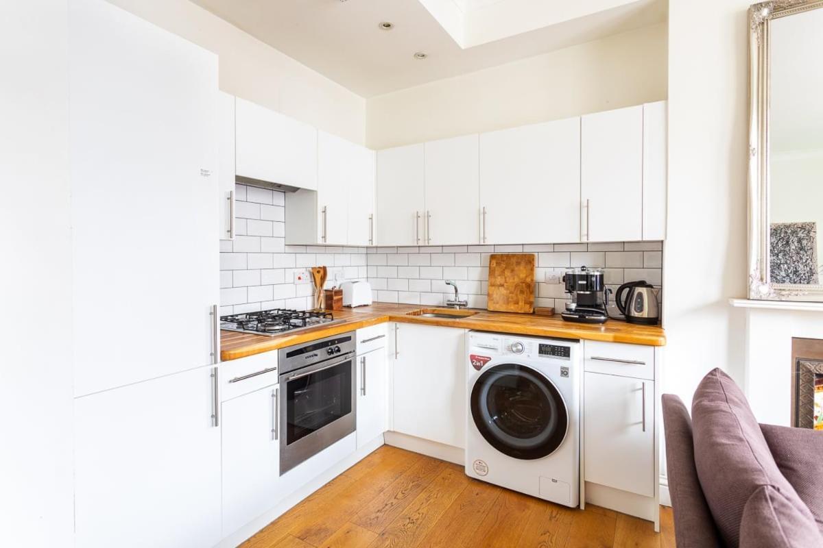 Bright And Spacious Notting Hill Nest