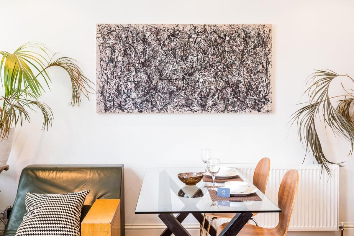 Bright And Spacious Notting Hill Nest