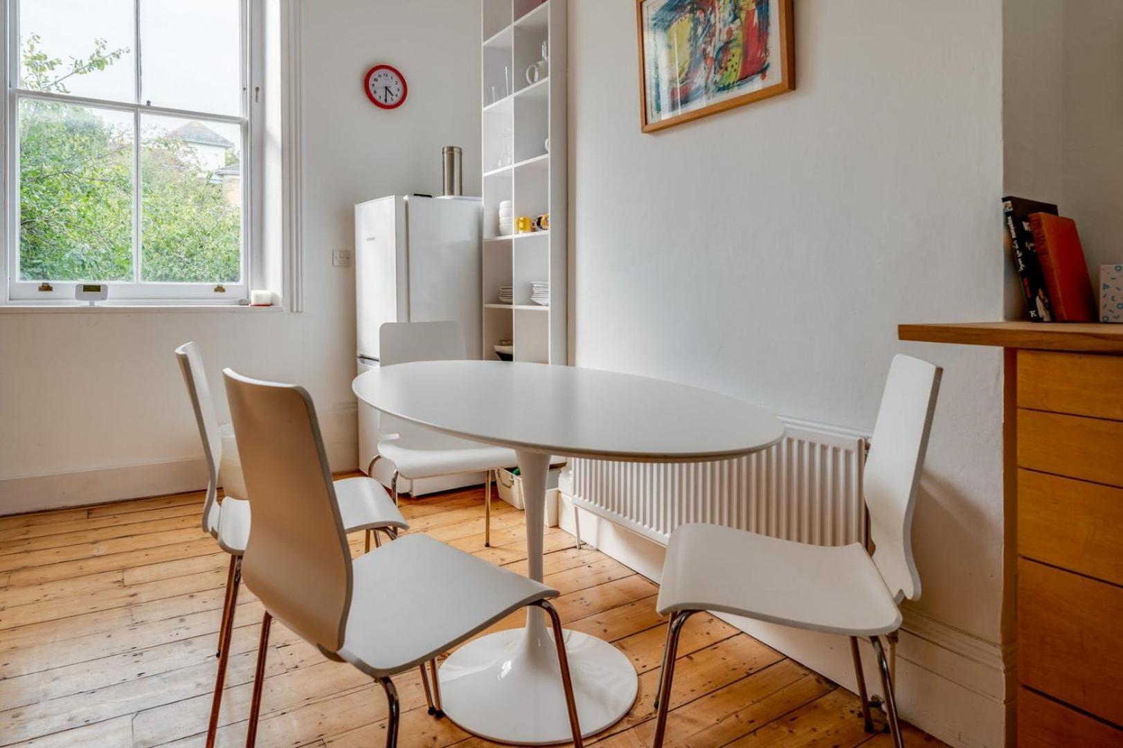 Bright Two Bedroom Near Vibrant Camden Town Сasa de vacaciones