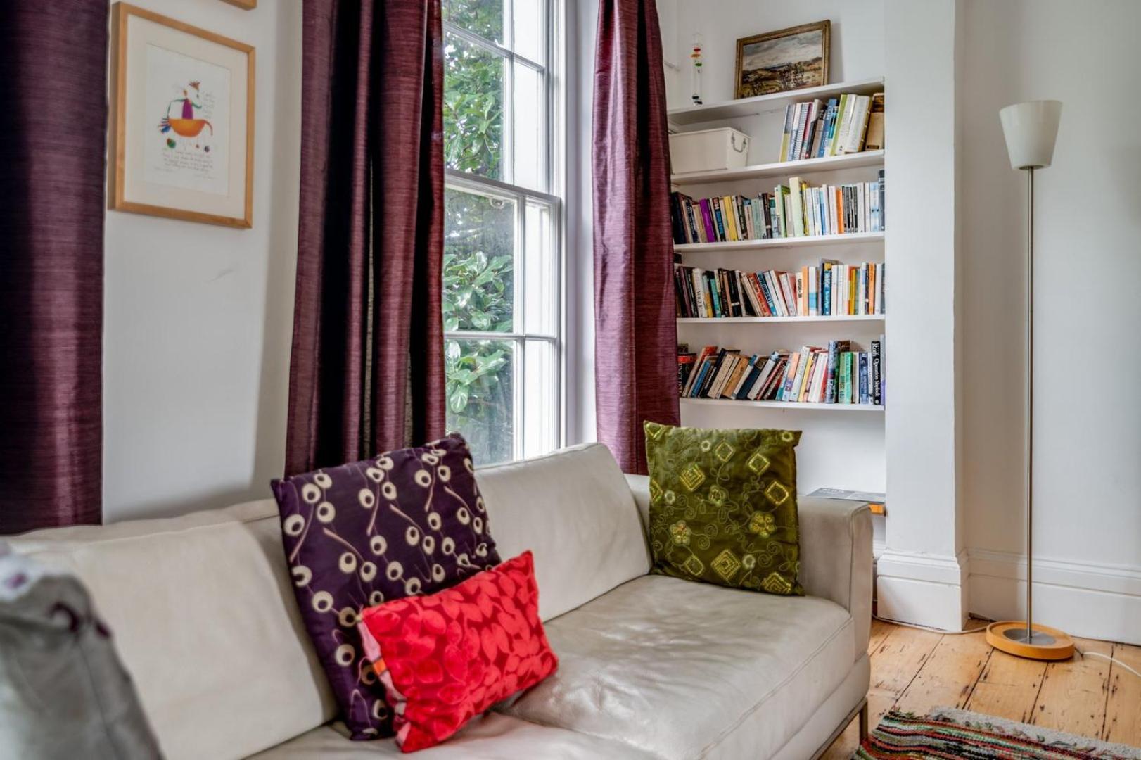 Bright Two Bedroom Near Vibrant Camden Town Сasa de vacaciones Londres