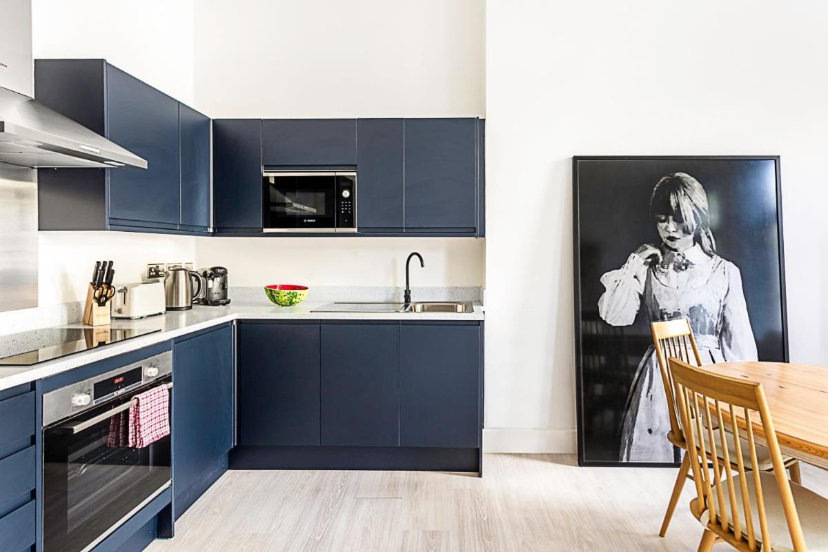 Elegant 3 Bed In Earl's Court Apartment