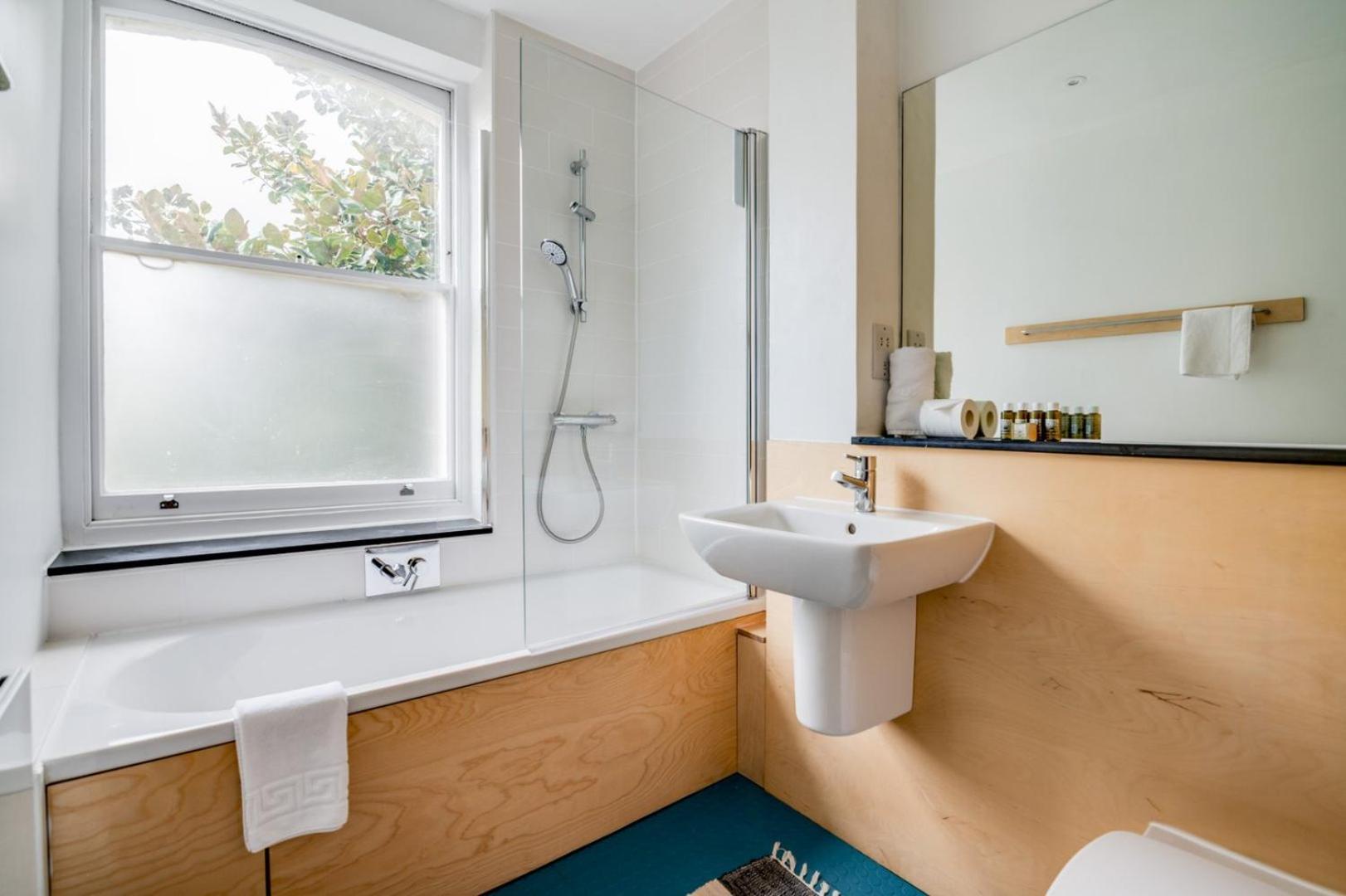 Bright Two Bedroom Near Vibrant Camden Town Londres