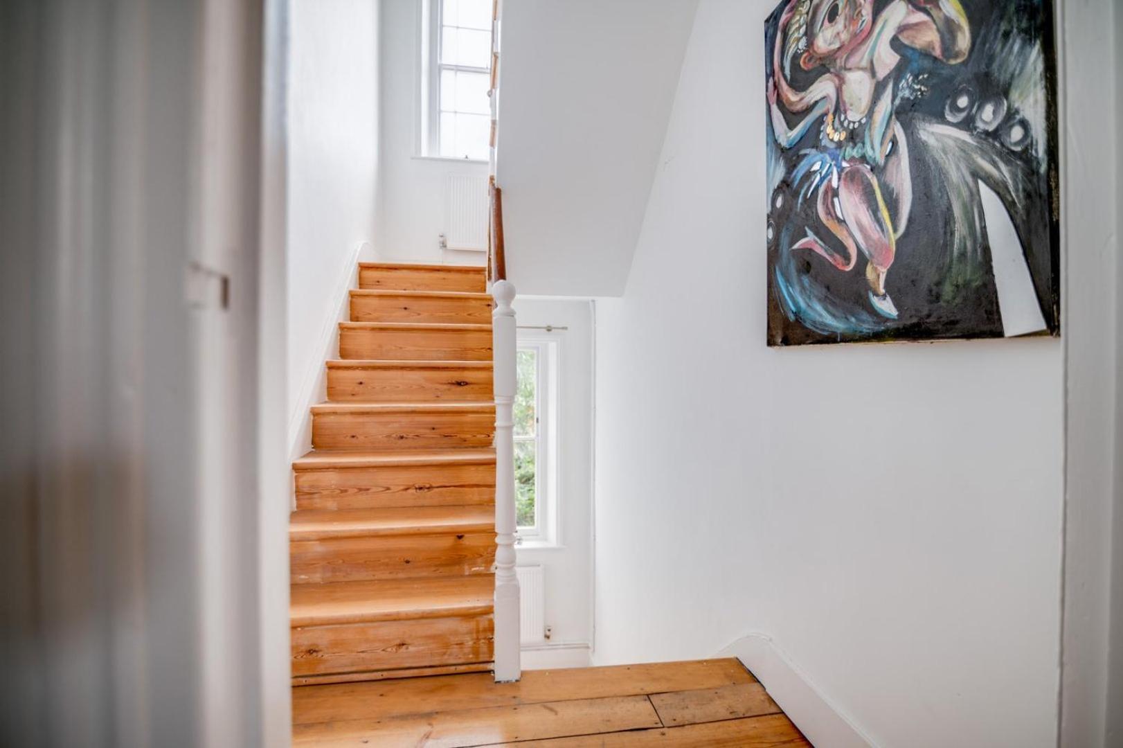 Bright Two Bedroom Near Vibrant Camden Town Сasa de vacaciones Londres