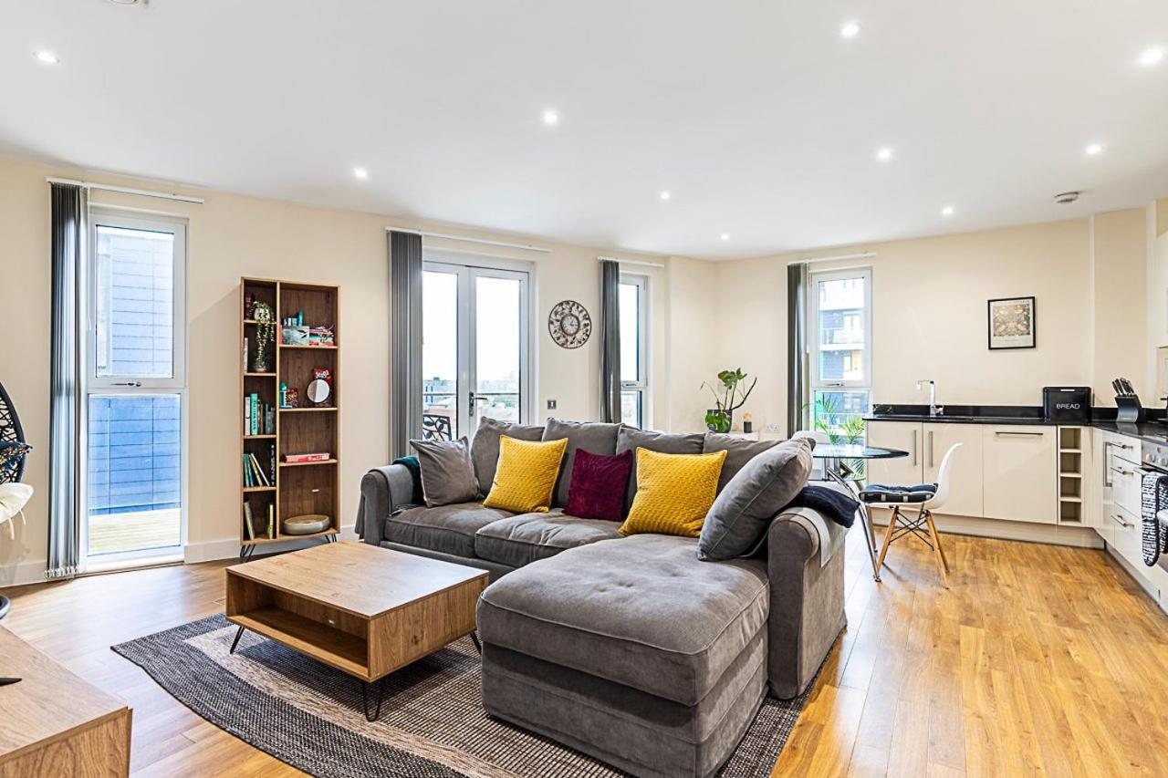 Vibrant Canal Apartamento
