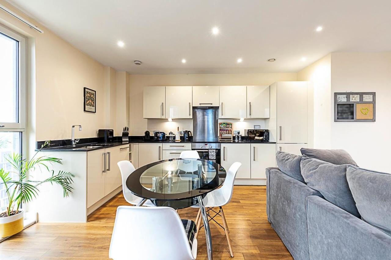 Vibrant Canal Apartamento