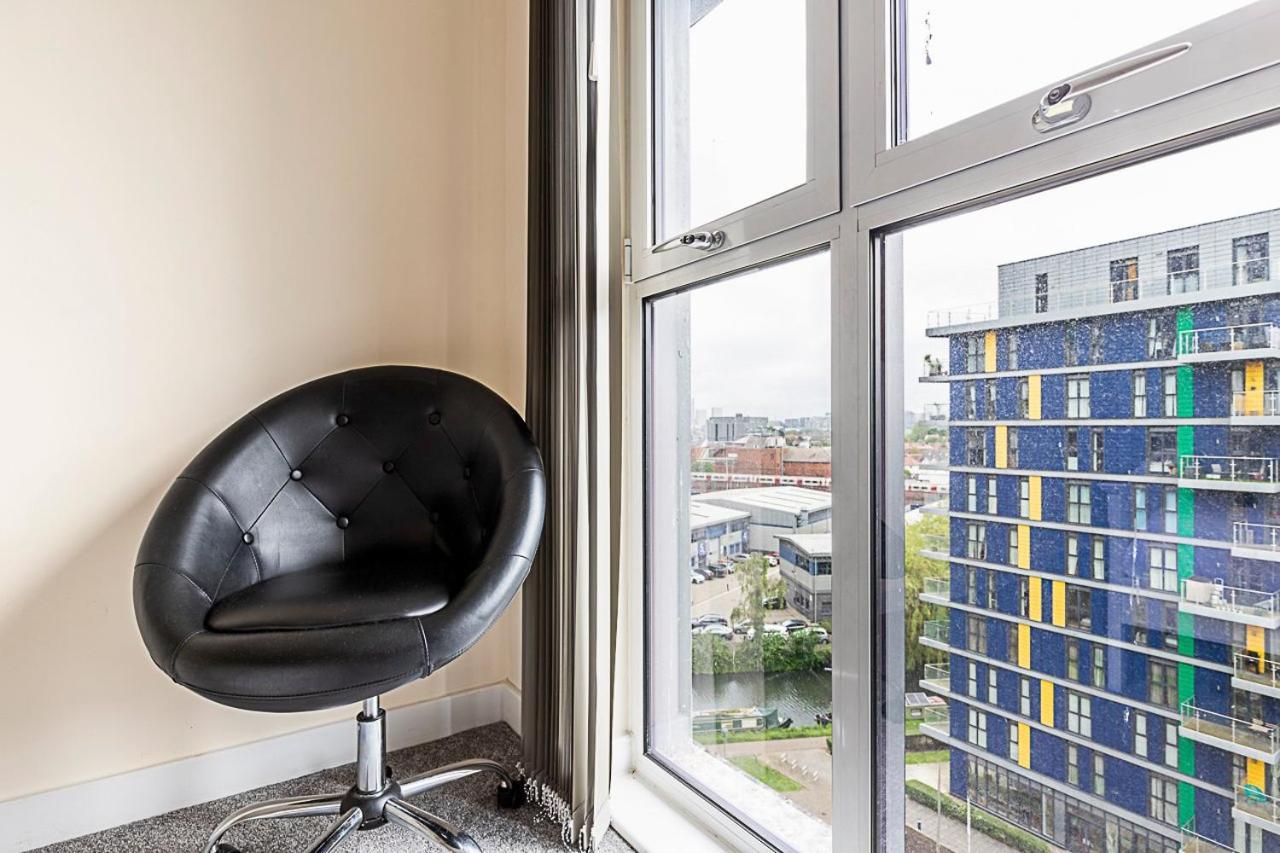 Vibrant Canal Apartamento