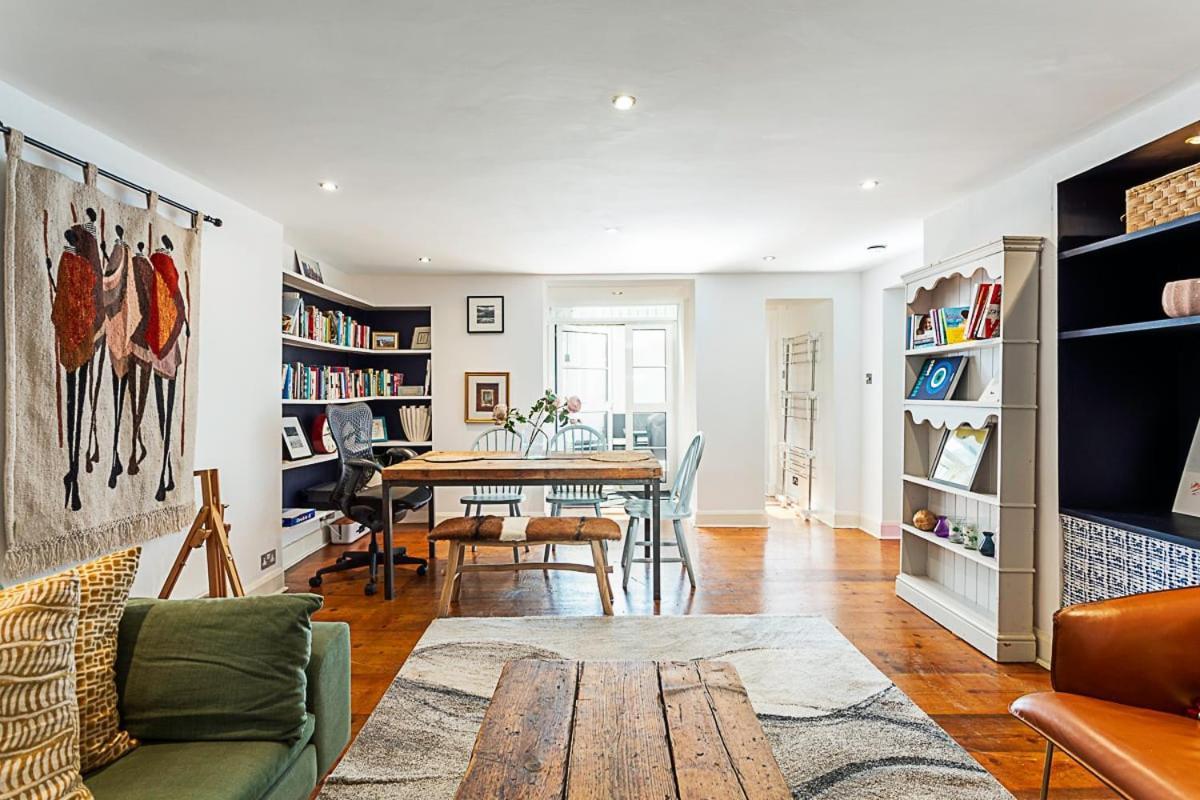 Style Three Bedroom House Apartment *