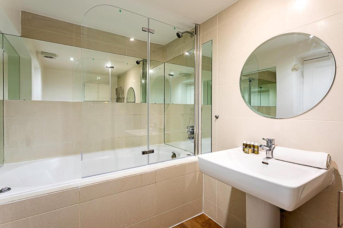 Style Three Bedroom House * Londres