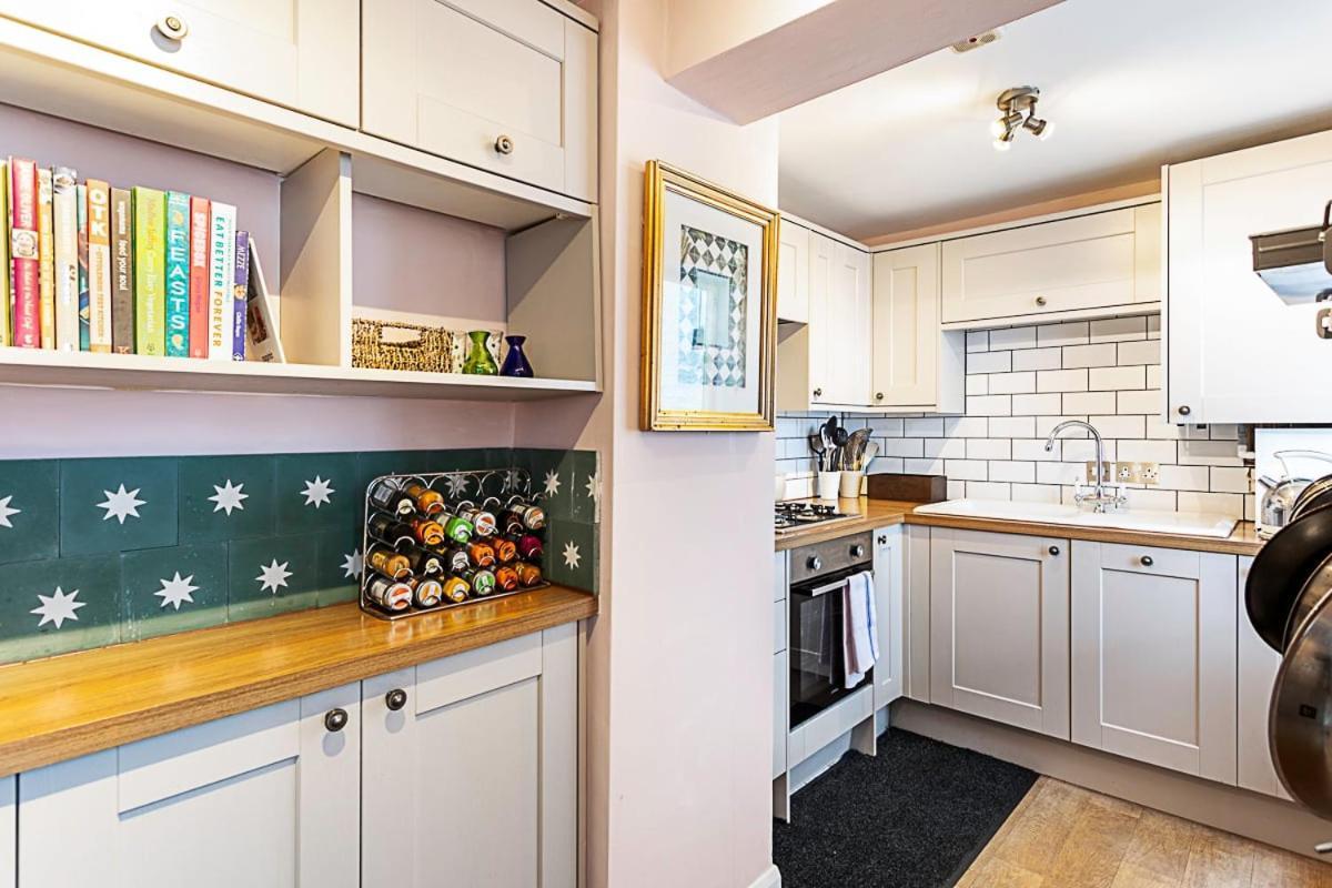 Style Three Bedroom House Apartment *