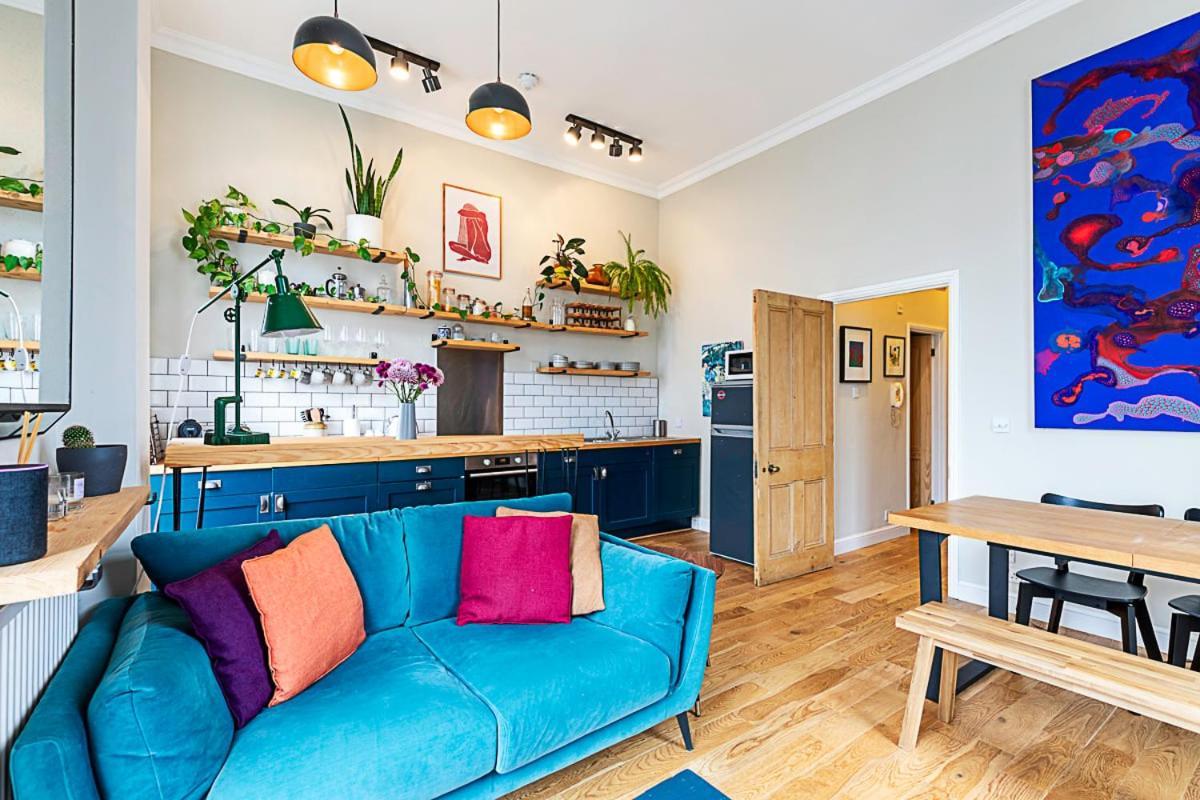 Beautiful Two Bedroom Abode Near Victoria Apartment *