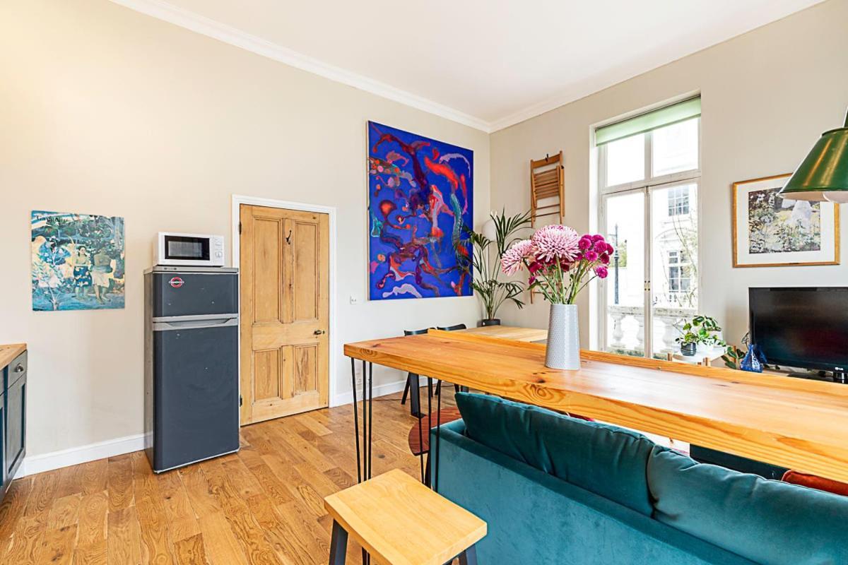 Beautiful Two Bedroom Abode Near Victoria Apartment London
