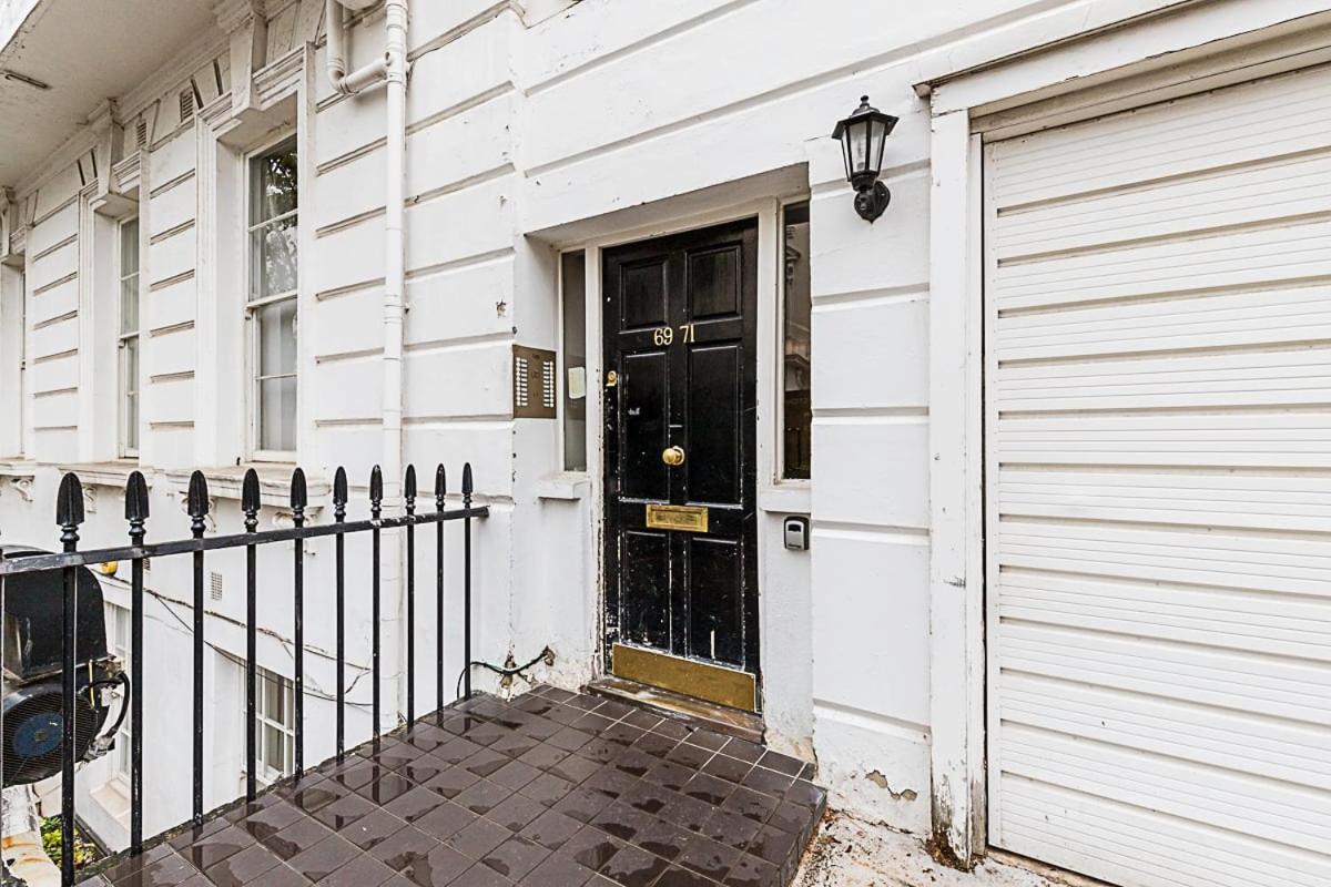 Beautiful Two Bedroom Abode Near Victoria Apartment