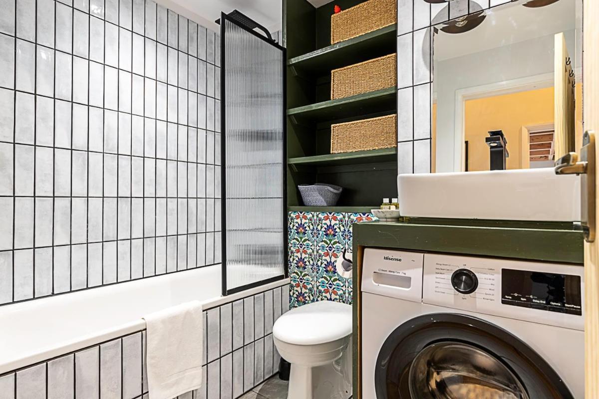 Beautiful Two Bedroom Abode Near Victoria Apartment *