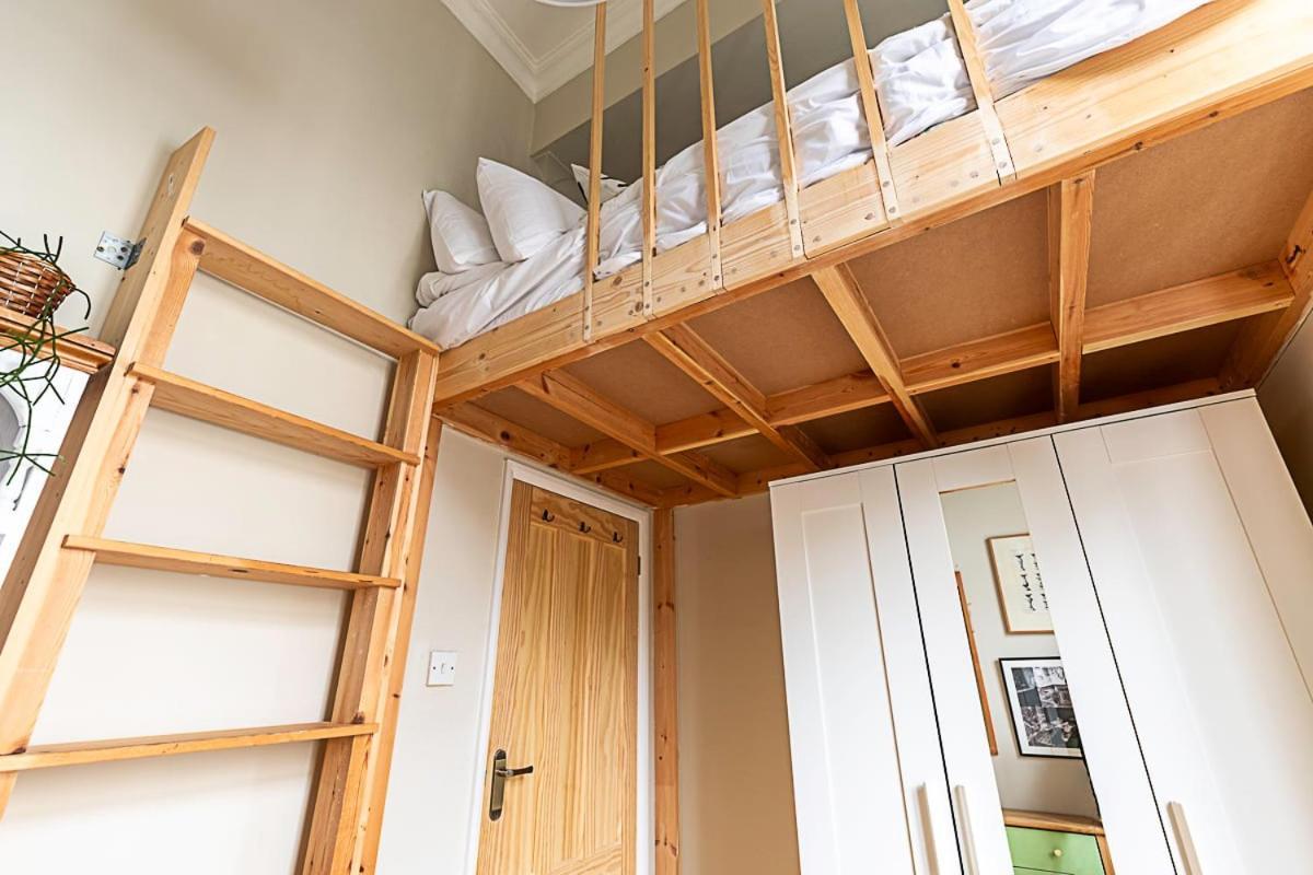 Beautiful Two Bedroom Abode Near Victoria Apartment