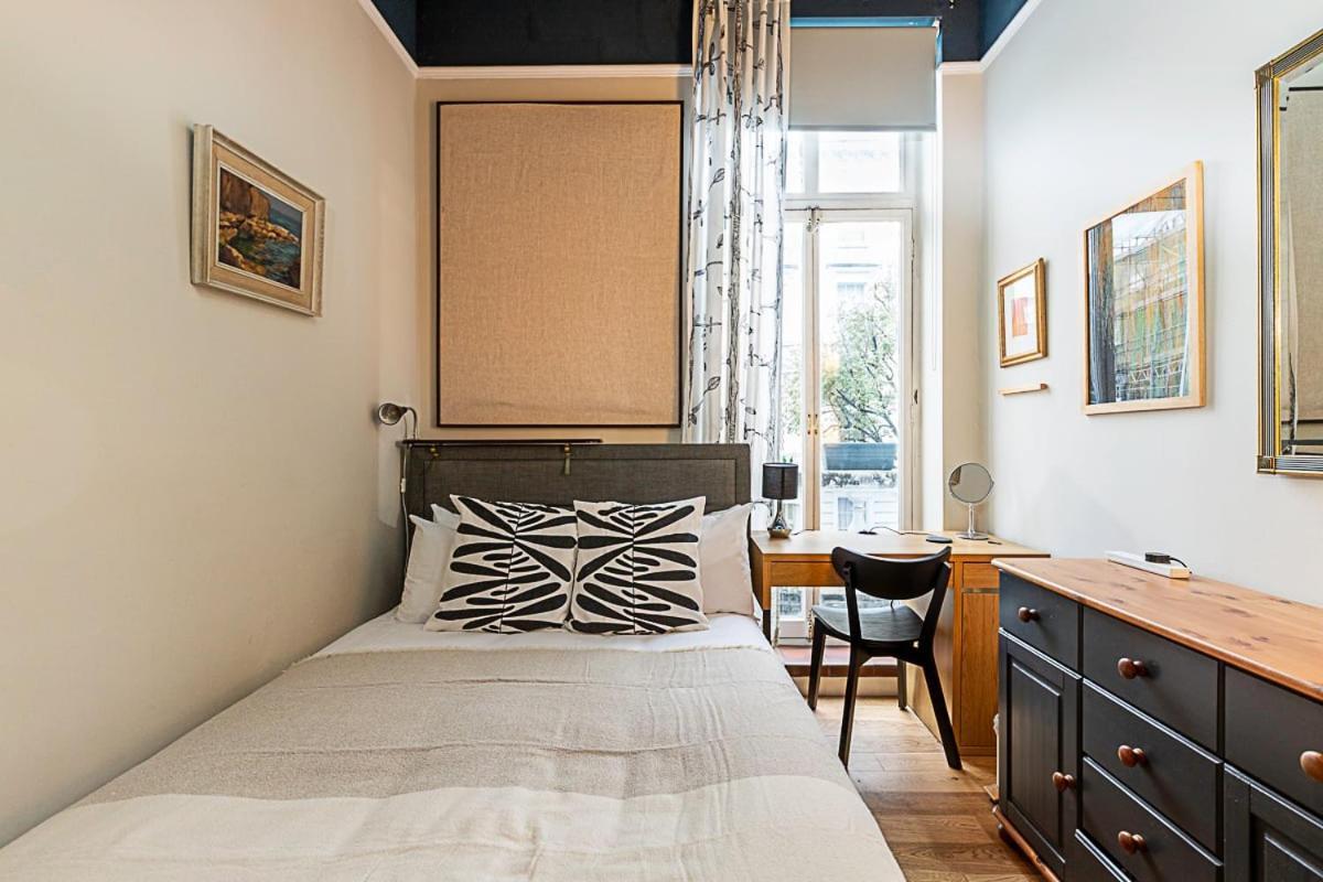 Apartment Beautiful Two Bedroom Abode Near Victoria *