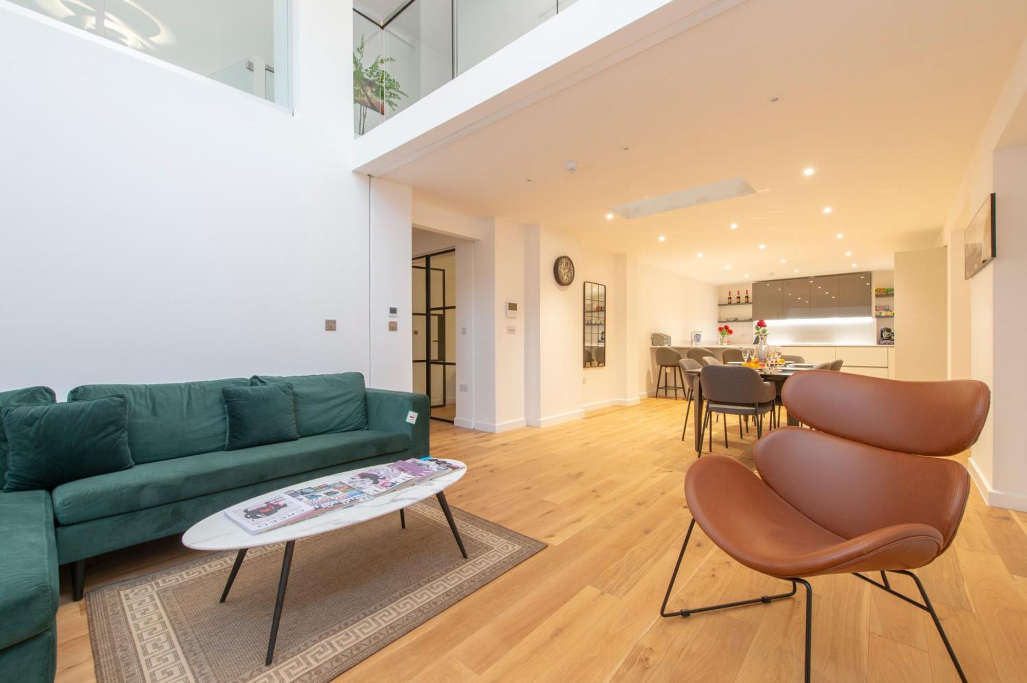 Exquisite 3br Duplex Period Conversion, Air-con & Amenities Appartement