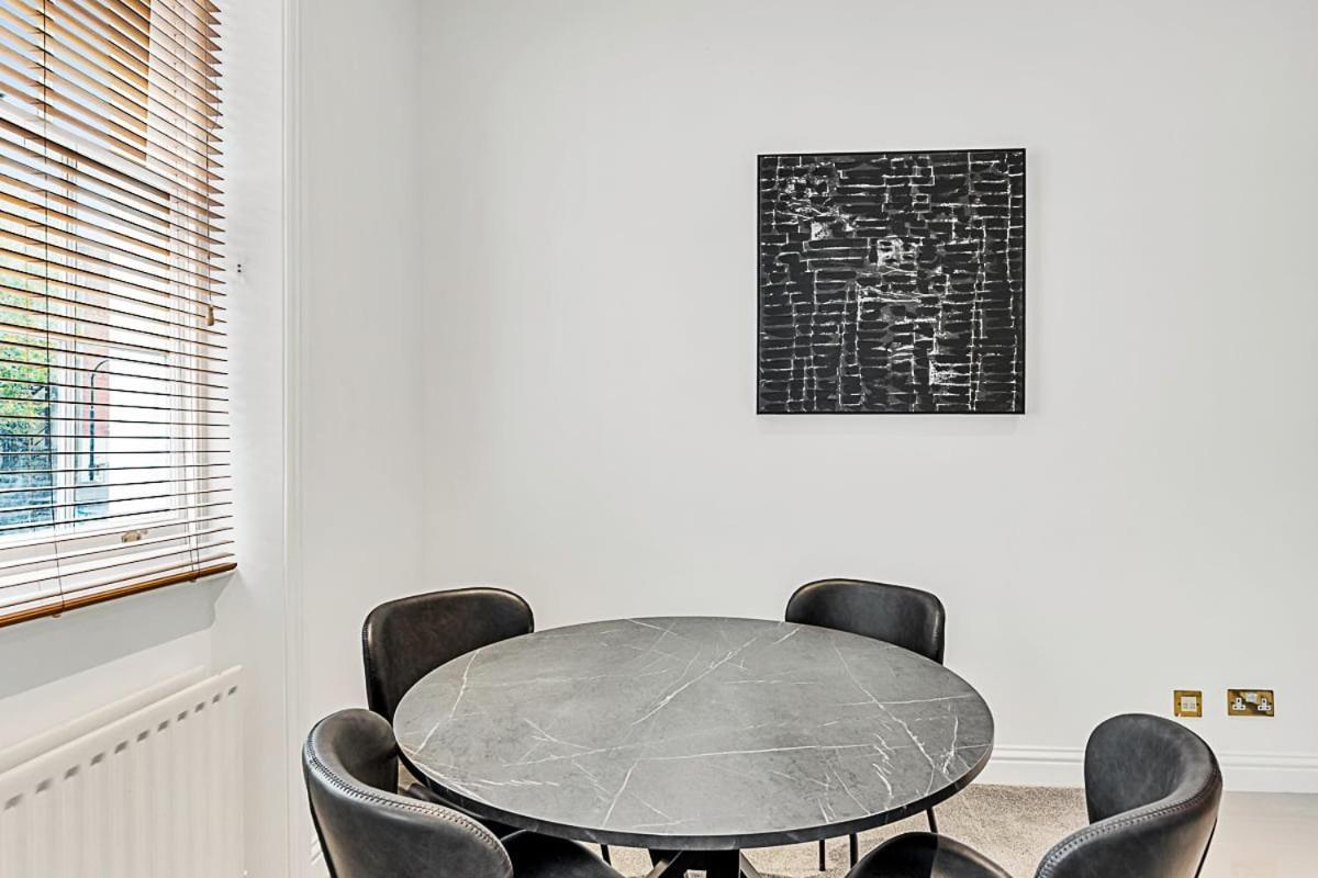 A One-bedroom Situated In Apartamento *