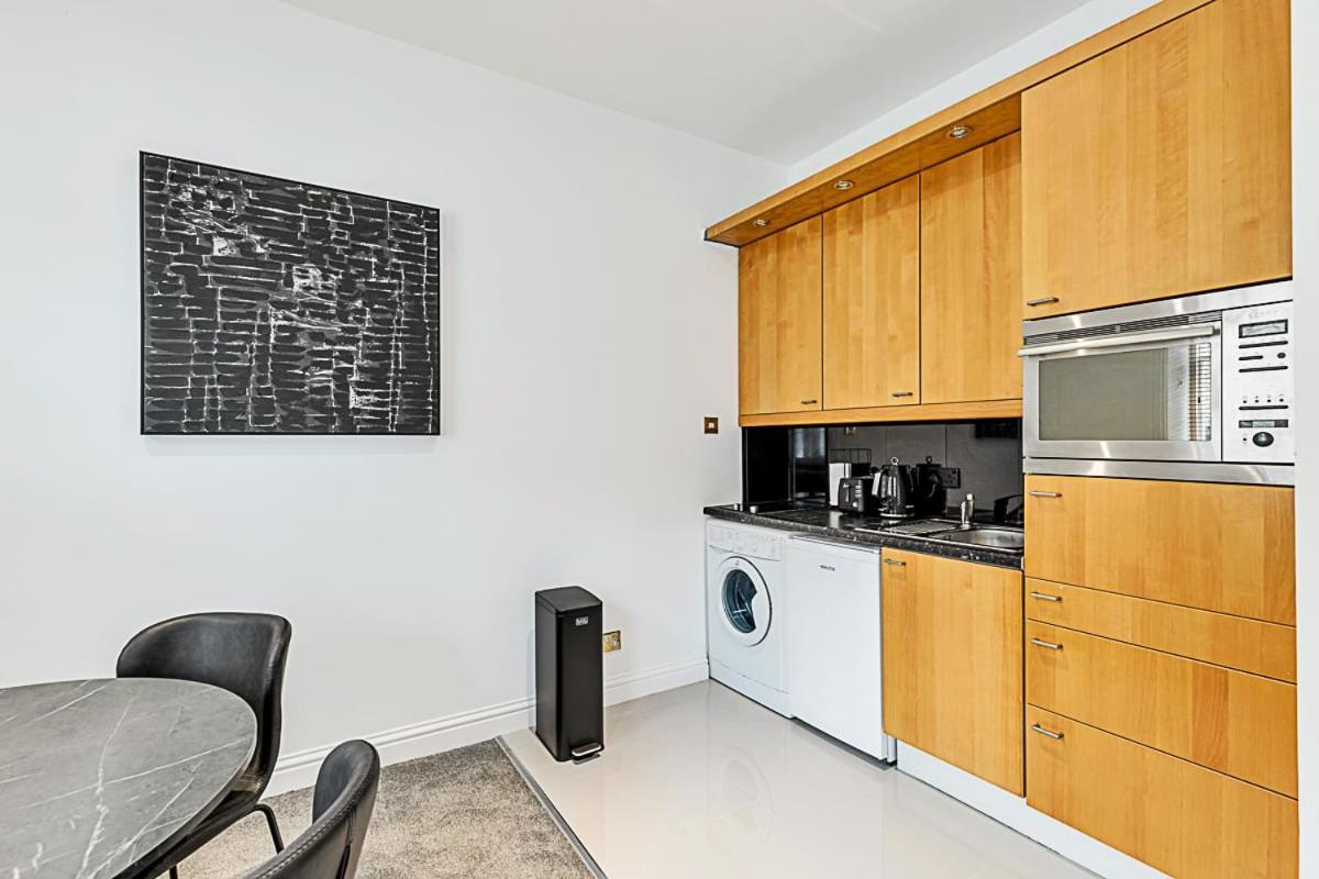 A One-bedroom Situated In Apartamento *