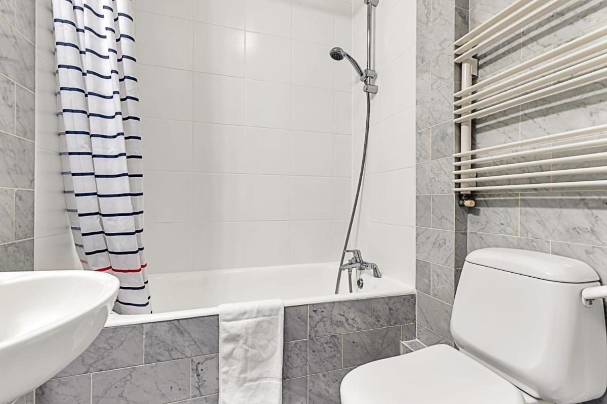 A One-bedroom Situated In Apartamento