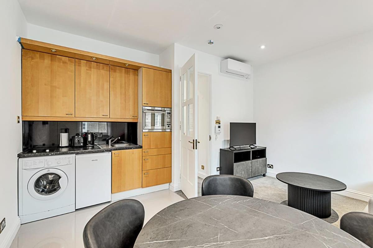 A One-bedroom Situated In Apartamento *