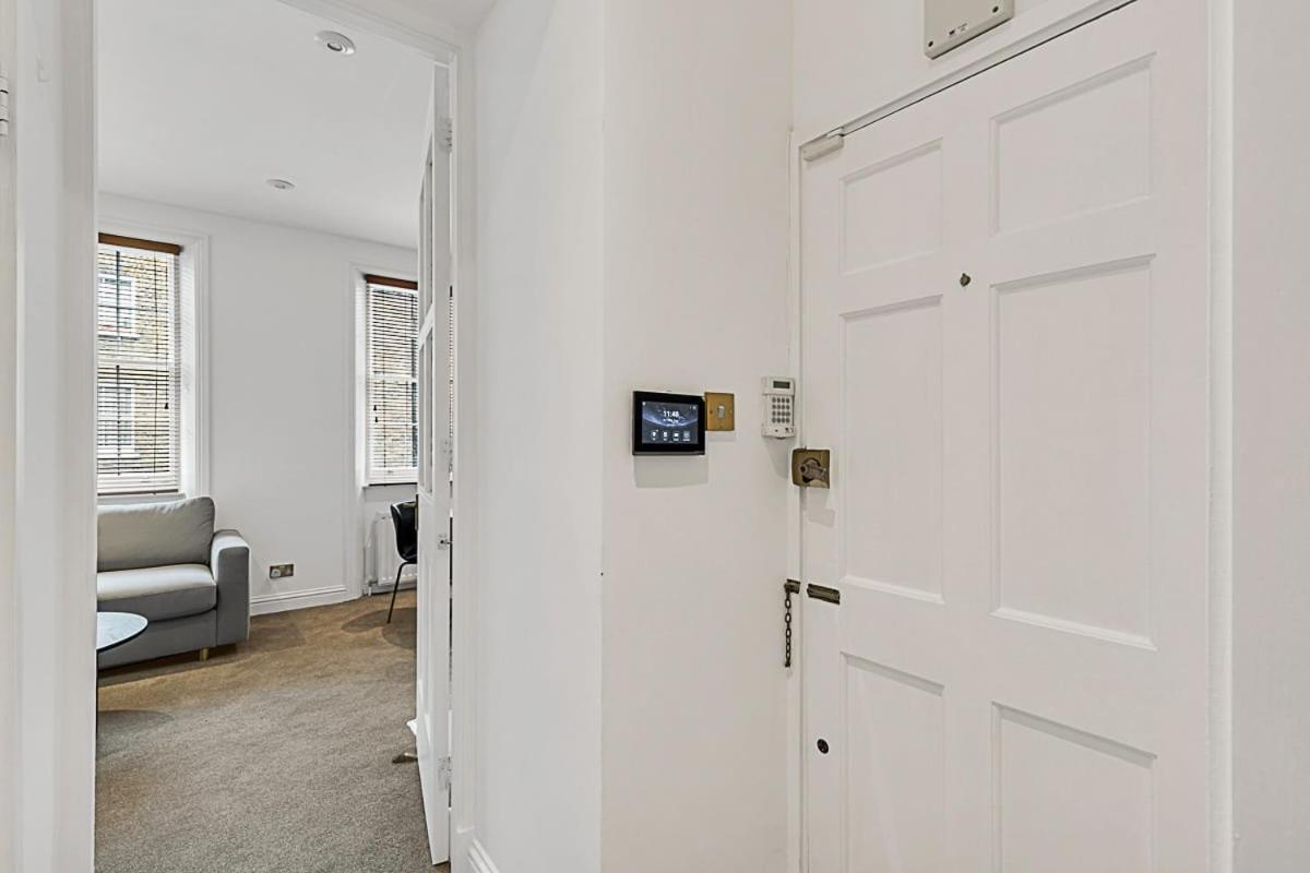 A One-bedroom Situated In * Londres