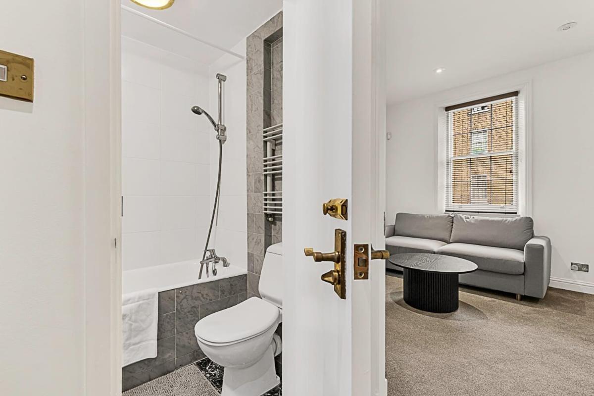 A One-bedroom Situated In * Londres