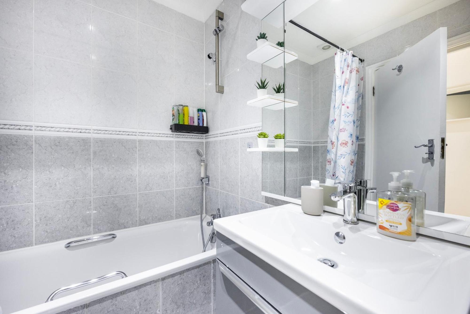 2 Bedroom Charming Family * Londres