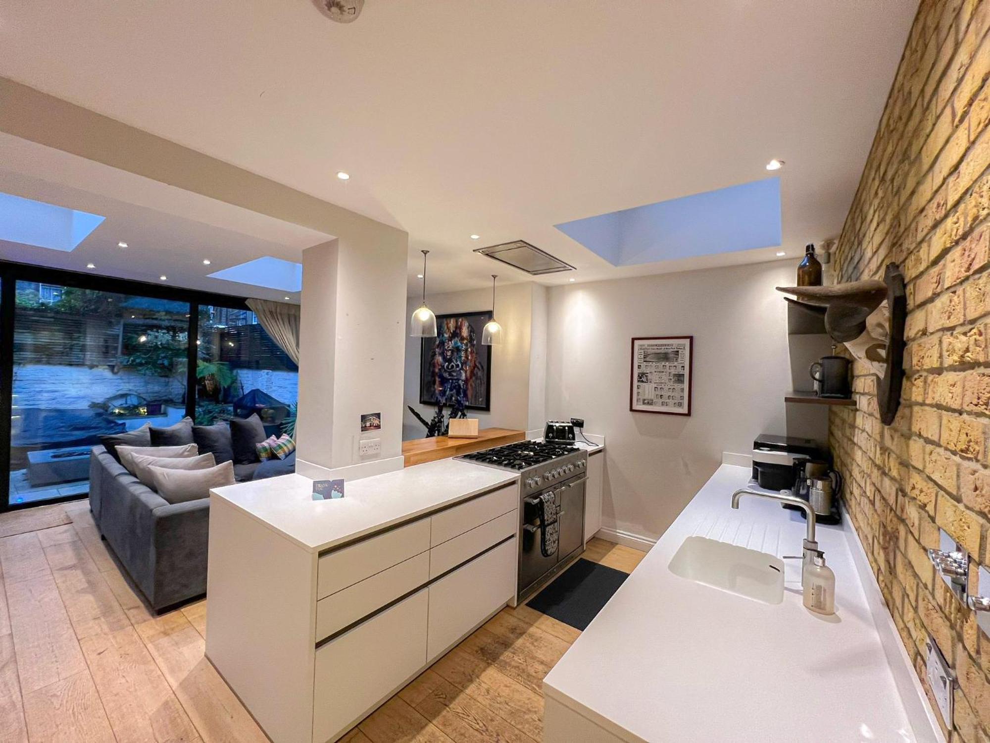 Sleek 2 Bedroom Flat With Private Patio & Firepit In Shepherds Bush, Near Hammersmith