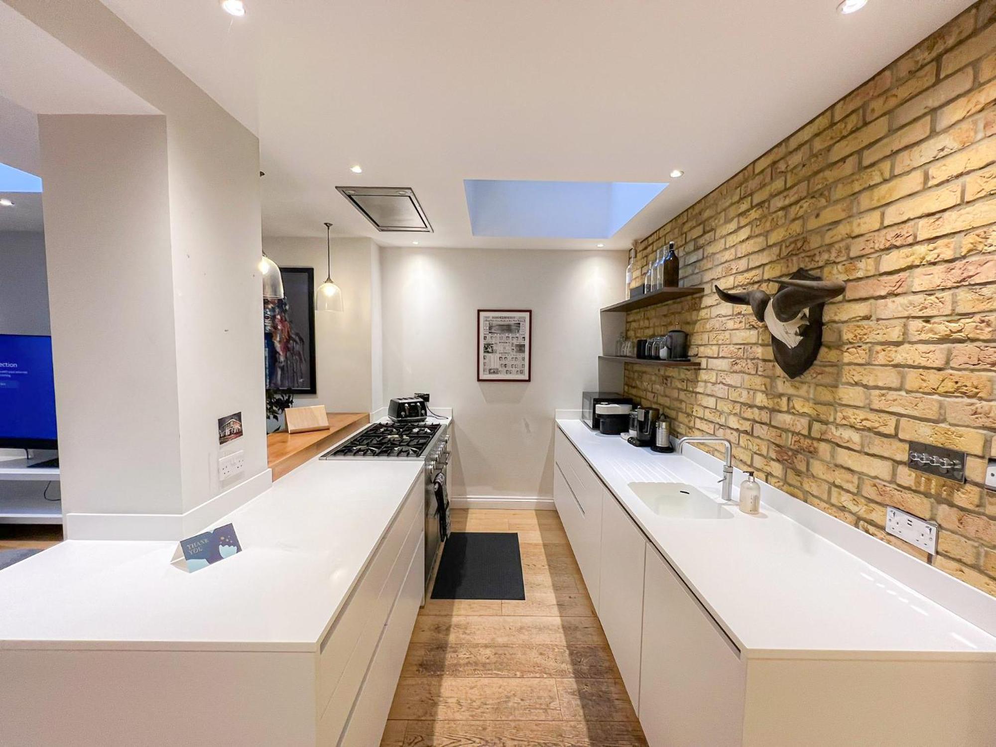 Sleek 2 Bedroom Flat With Private Patio & Firepit In Shepherds Bush, Near Hammersmith Apartamento