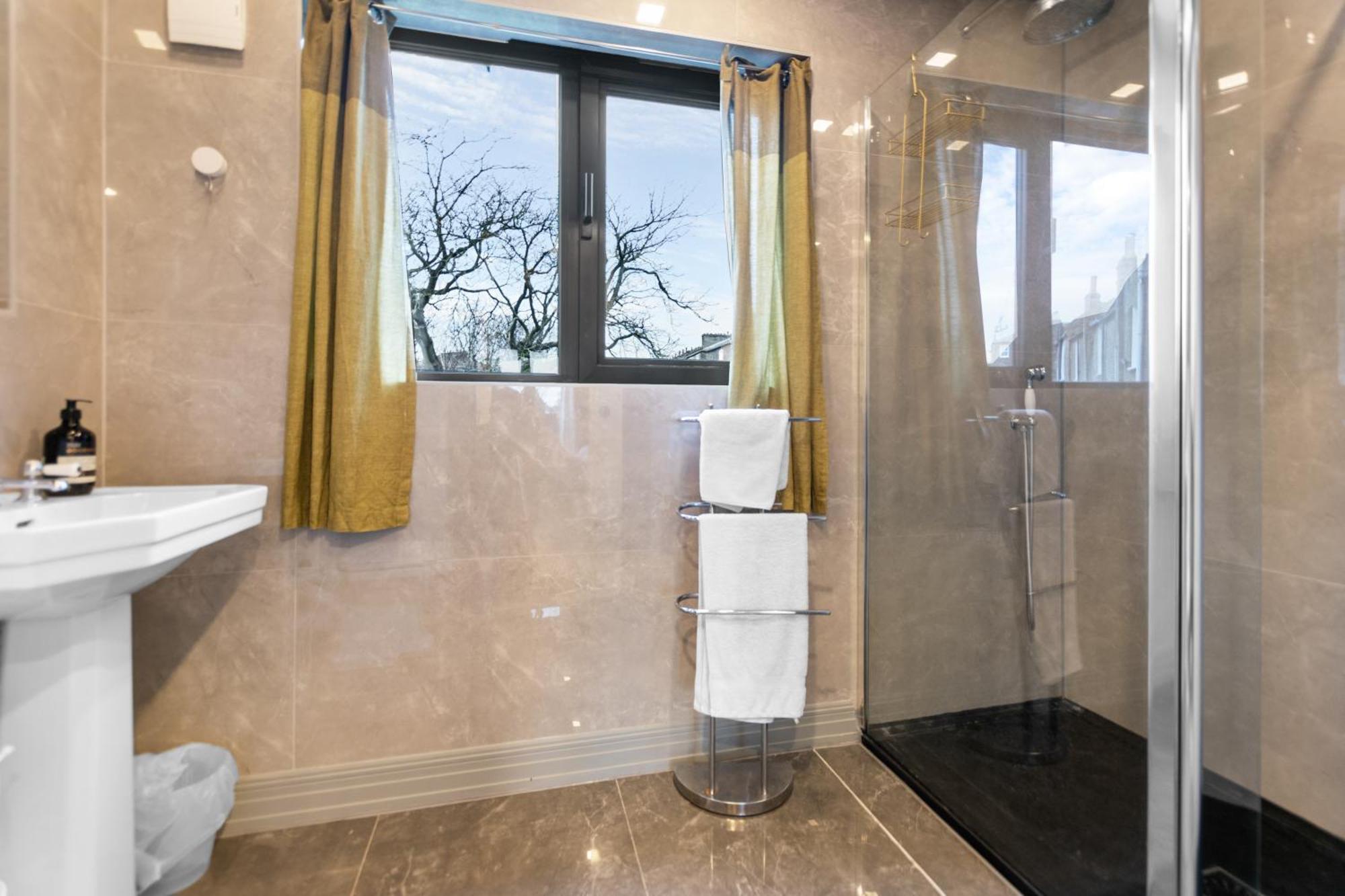 4bedroom, 3bath Retreat With Extra Toilet & Private Garden Oasis Apartamento