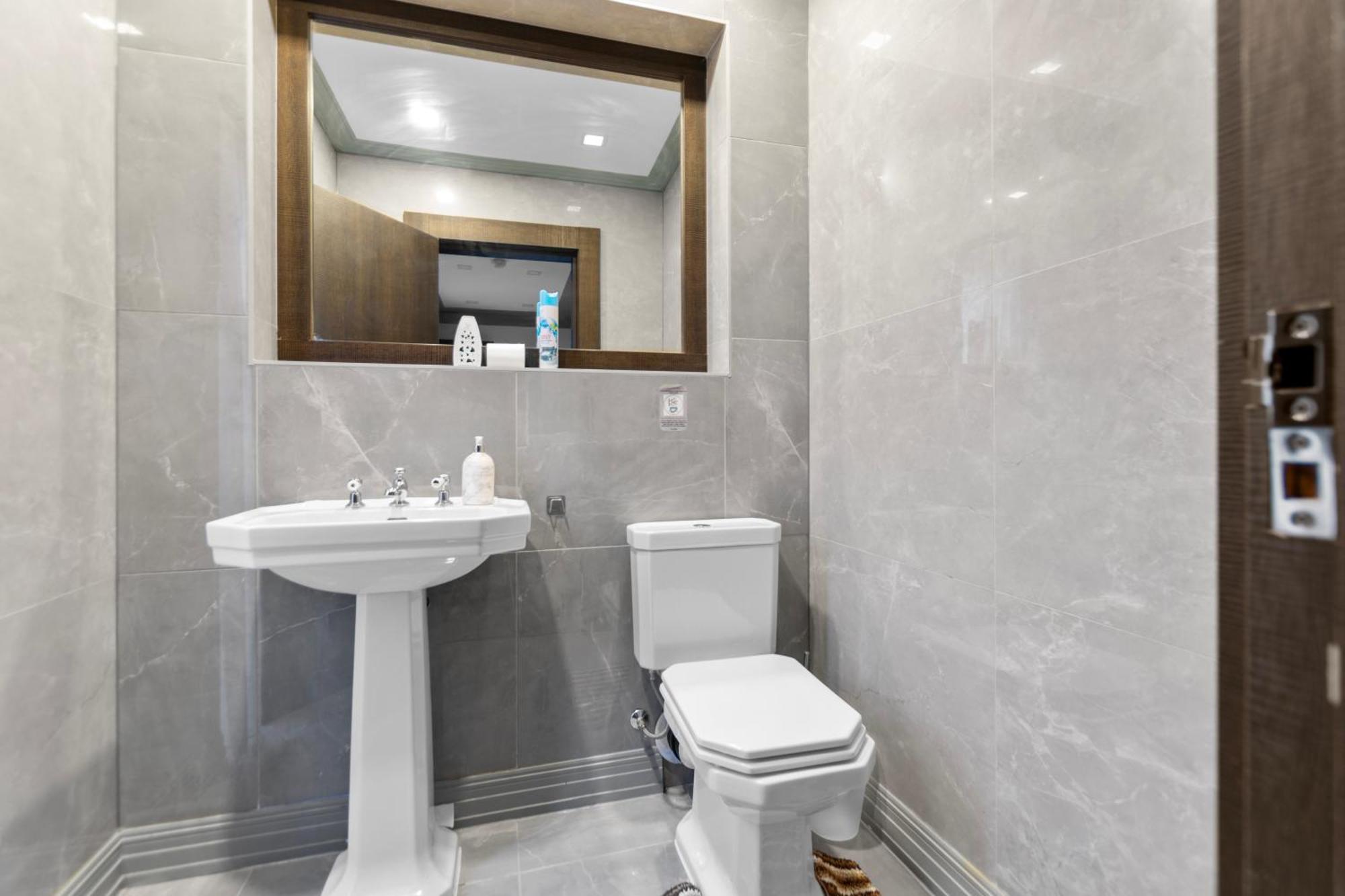 4bedroom, 3bath Retreat With Extra Toilet & Private Garden Oasis Apartamento *