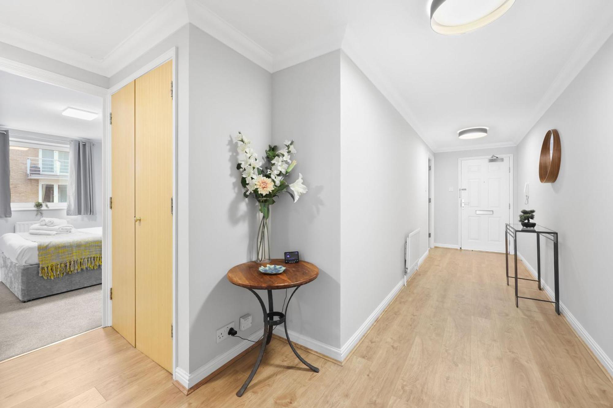 2 Bedroom Short Term & Flexible Renting Canary Wharf With Free Parking And Free Wifi Londen