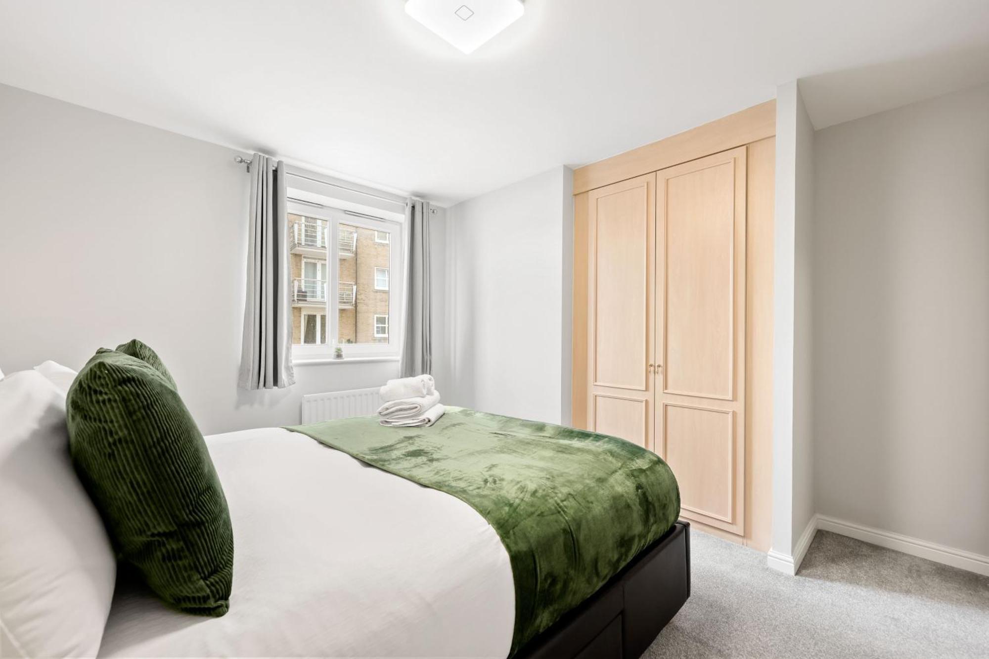 2 Bedroom Short Term & Flexible Renting Canary Wharf With Free Parking And Free Wifi * Londen