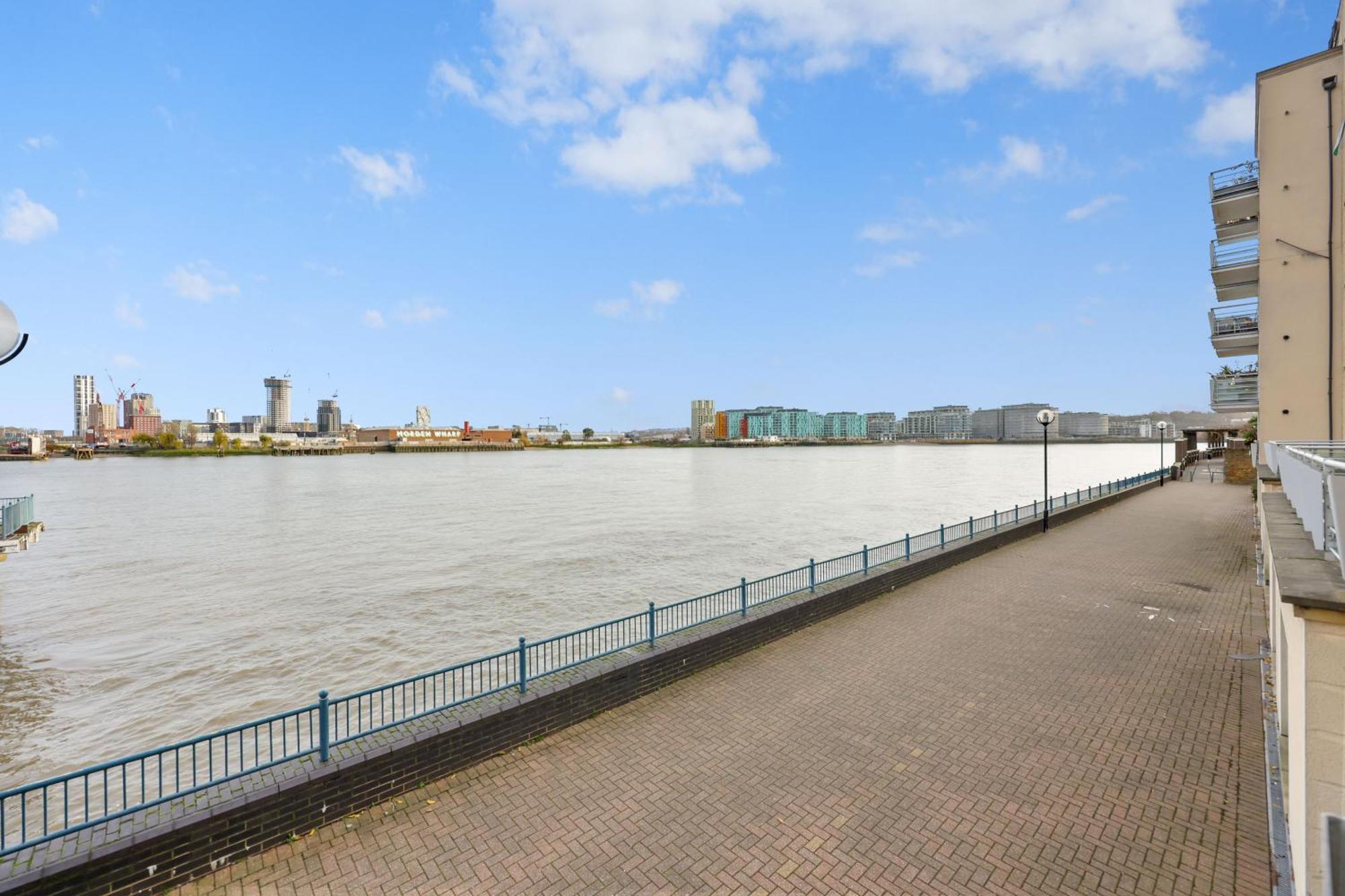 2 Bedroom Short Term & Flexible Renting Canary Wharf With Free Parking And Free Wifi Appartement Londen