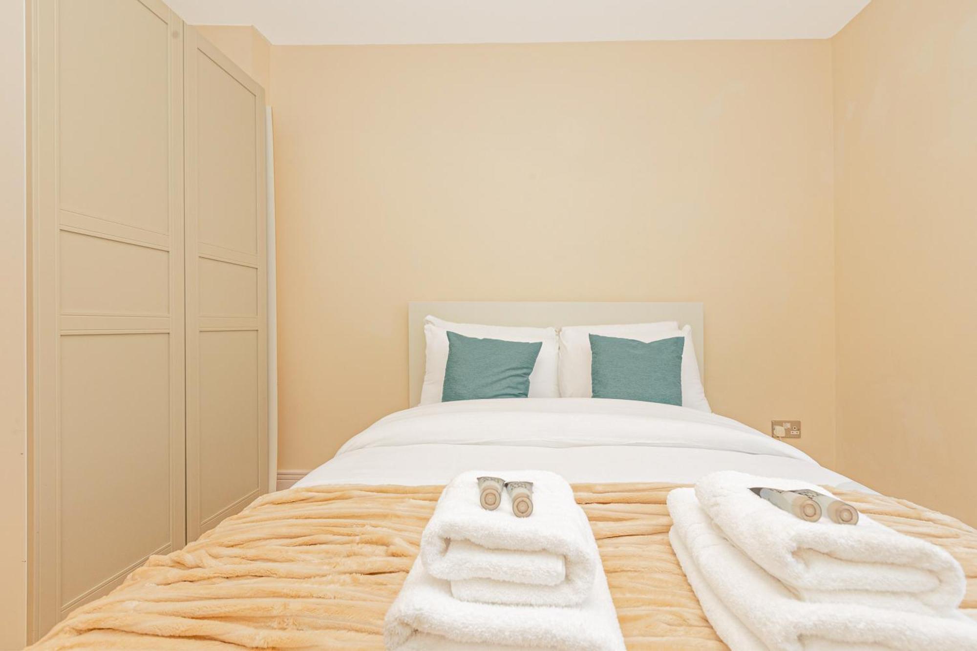 Lit 2br Flat With Balcony Near Canary Wharf, 1min Dlr * Londres