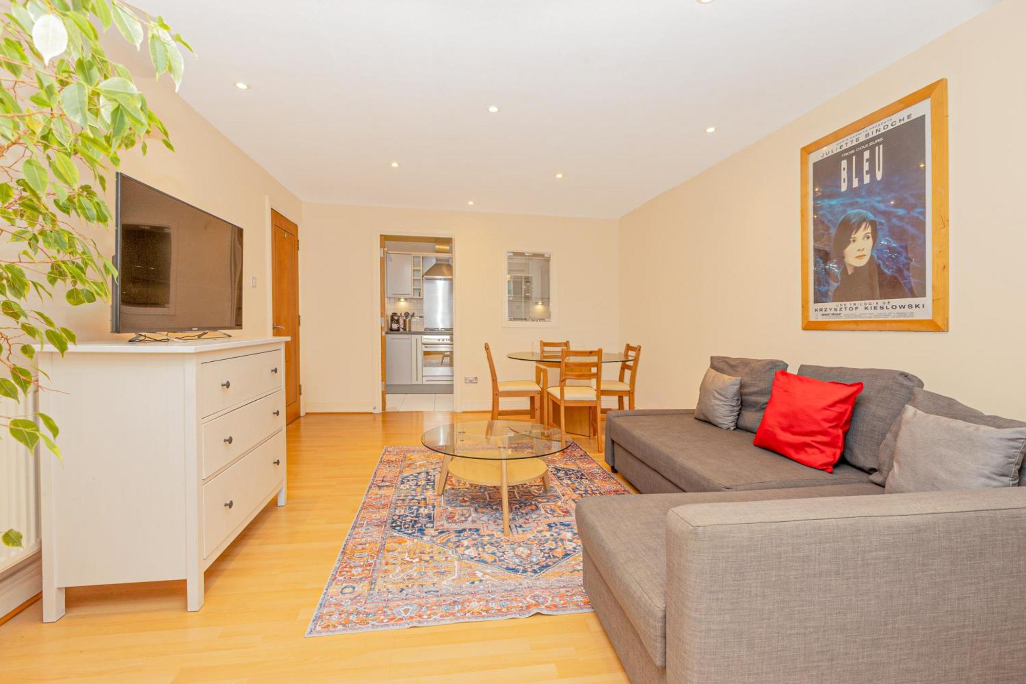 Lit 2br Flat With Balcony Near Canary Wharf, 1min Dlr * Londres