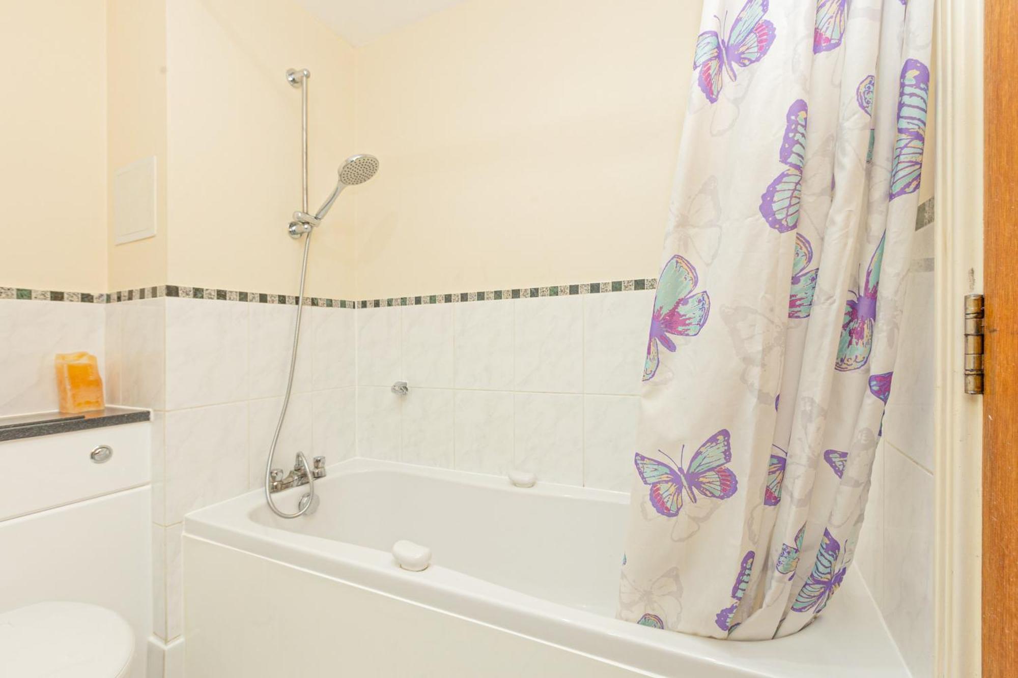Lit 2br Flat With Balcony Near Canary Wharf, 1min Dlr Londres