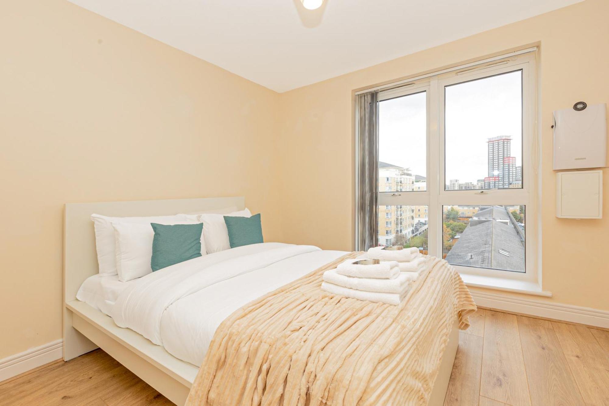 Lit 2br Flat With Balcony Near Canary Wharf, 1min Dlr * Londres