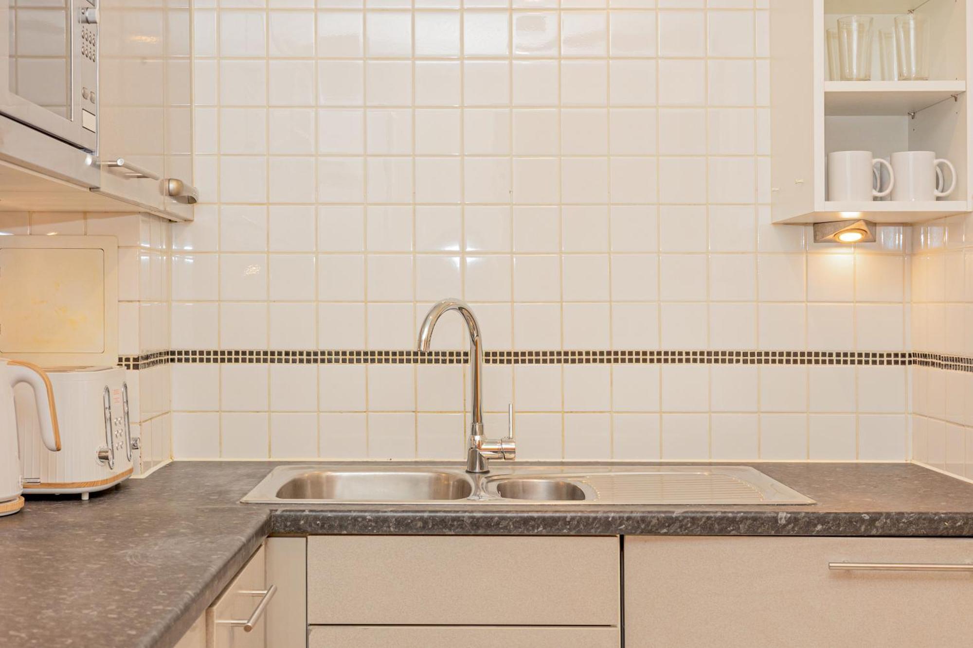 Lit 2br Flat With Balcony Near Canary Wharf, 1min Dlr Londres