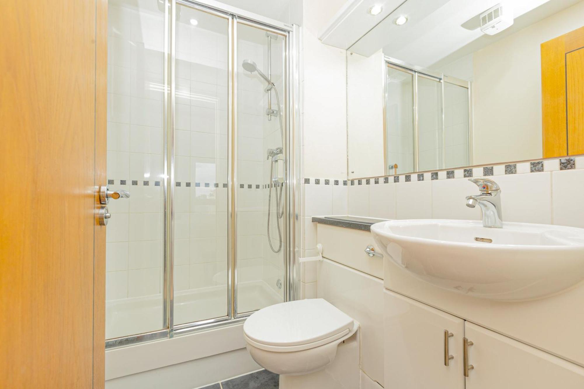 Lit 2br Flat With Balcony Near Canary Wharf, 1min Dlr * Londres